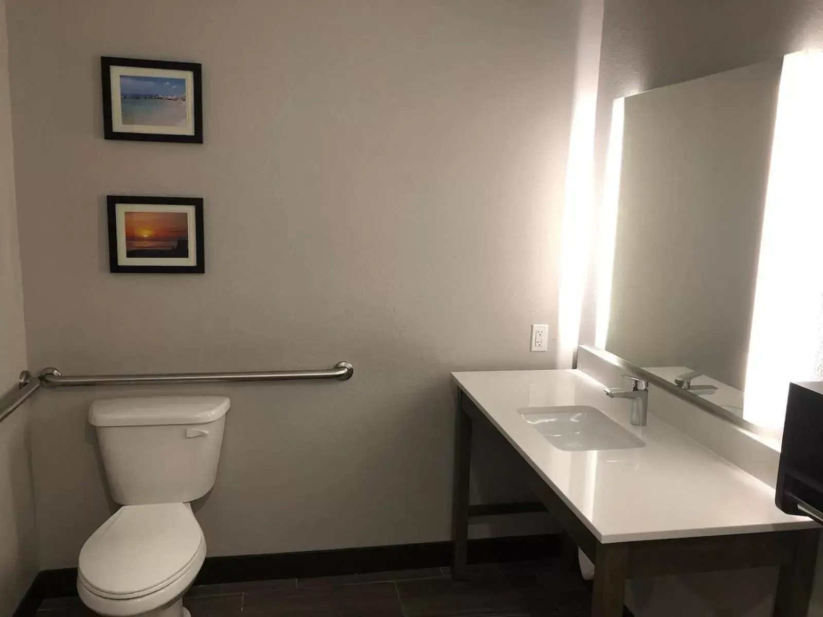 Bathroom in Comfort Suites Fort Lauderdale Airport & Cruise Port