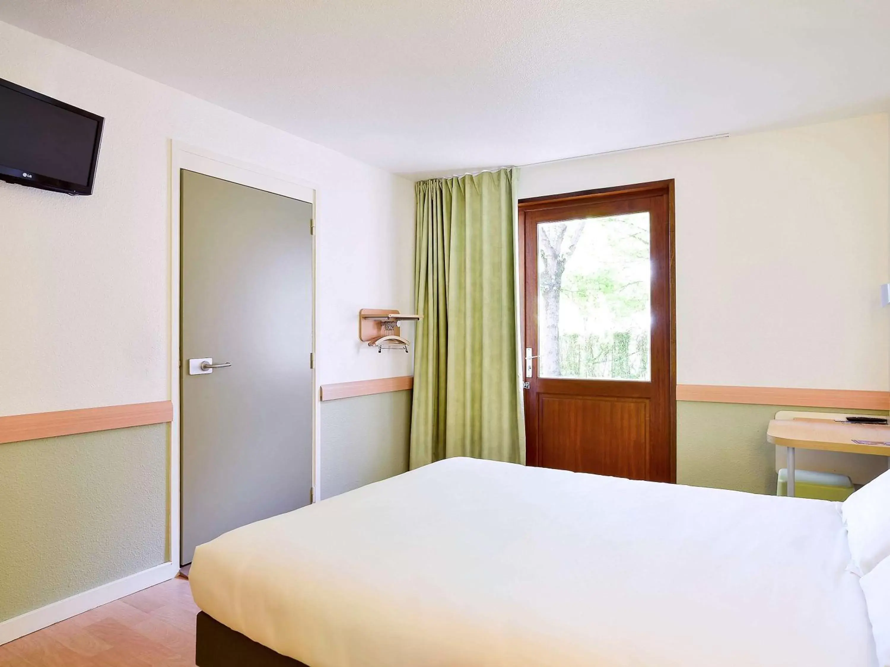 Photo of the whole room, Bed in Ibis Budget Villefranche