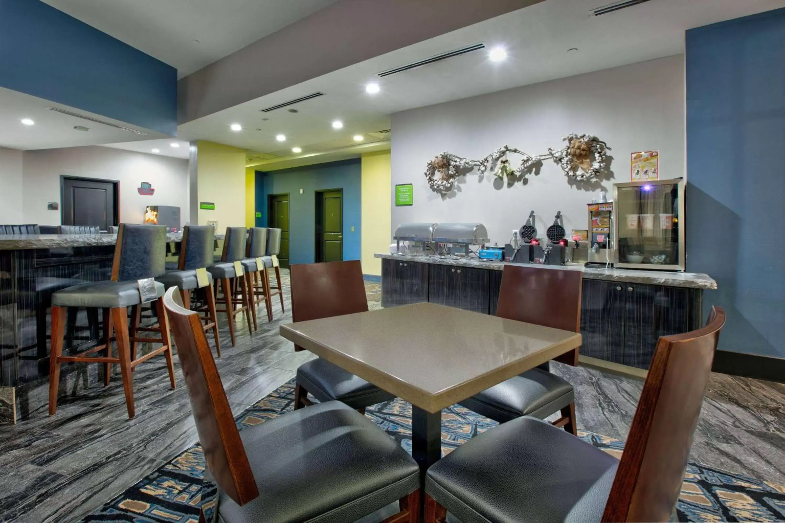 Breakfast, Restaurant/Places to Eat in La Quinta Inn & Suites by Wyndham Lubbock Southwest