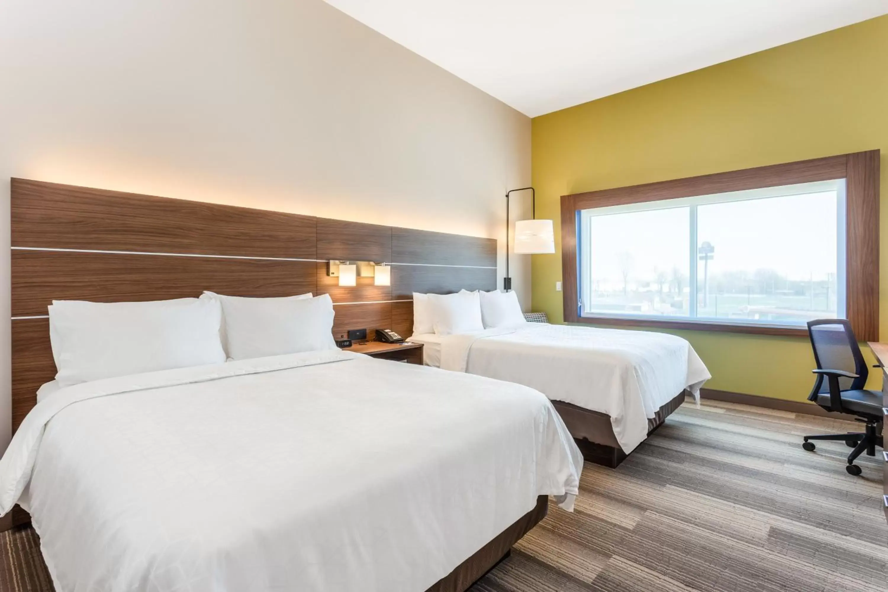 Photo of the whole room, Bed in Holiday Inn Express & Suites - Springfield North, an IHG Hotel