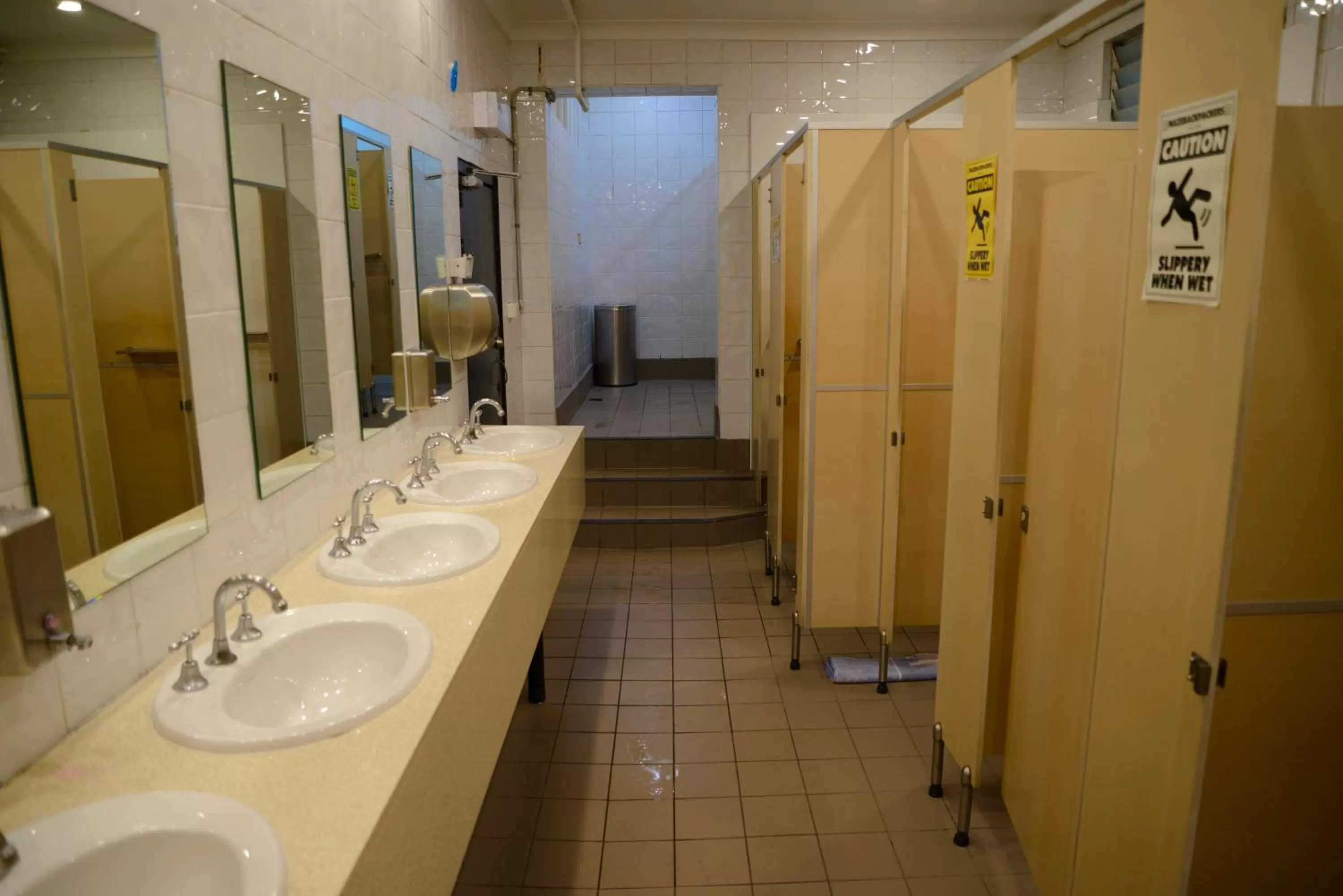 Bathroom in Maze Backpackers - Sydney