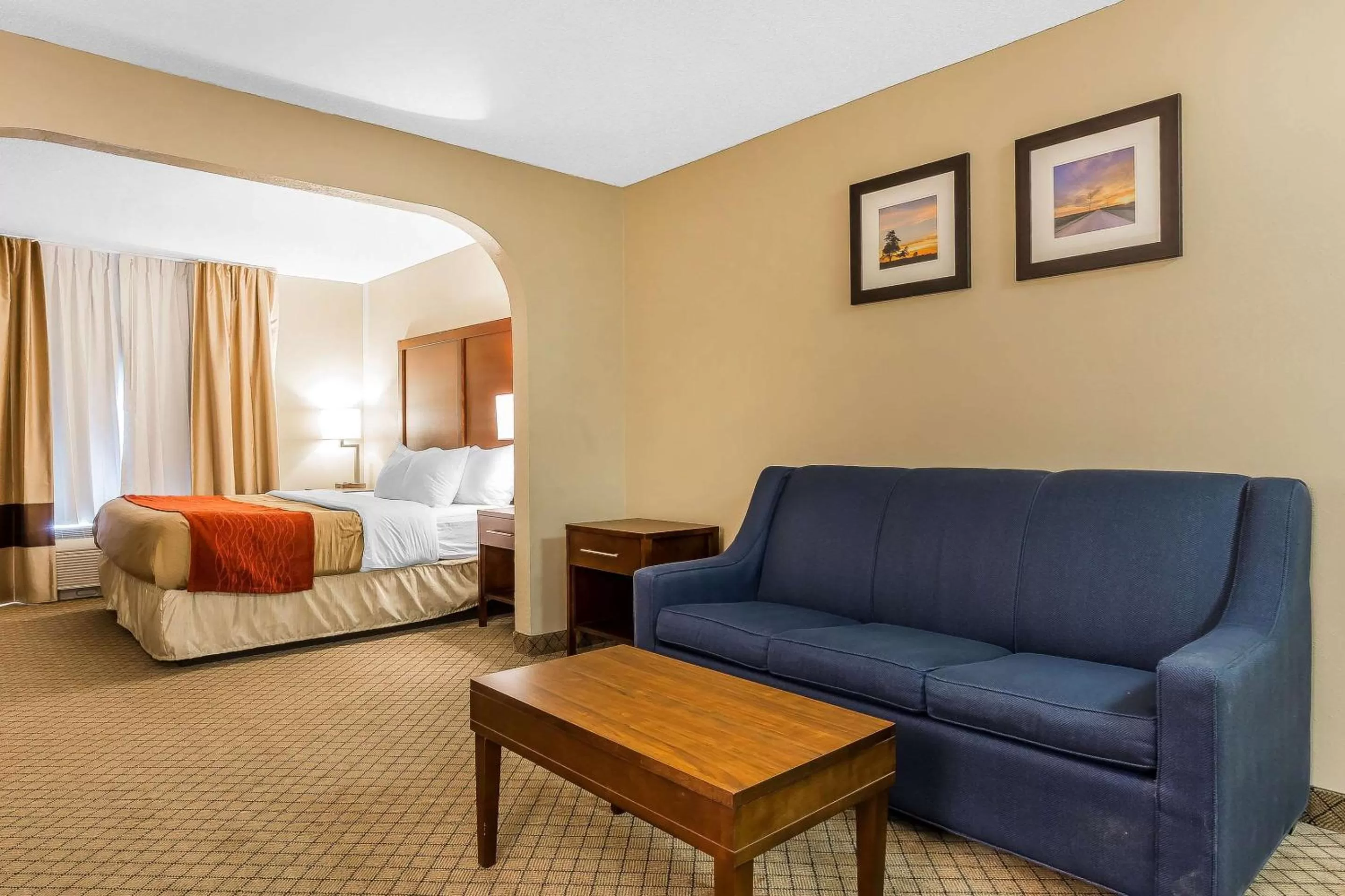 Photo of the whole room, Bed in Comfort Inn & Suites Mishawaka-South Bend