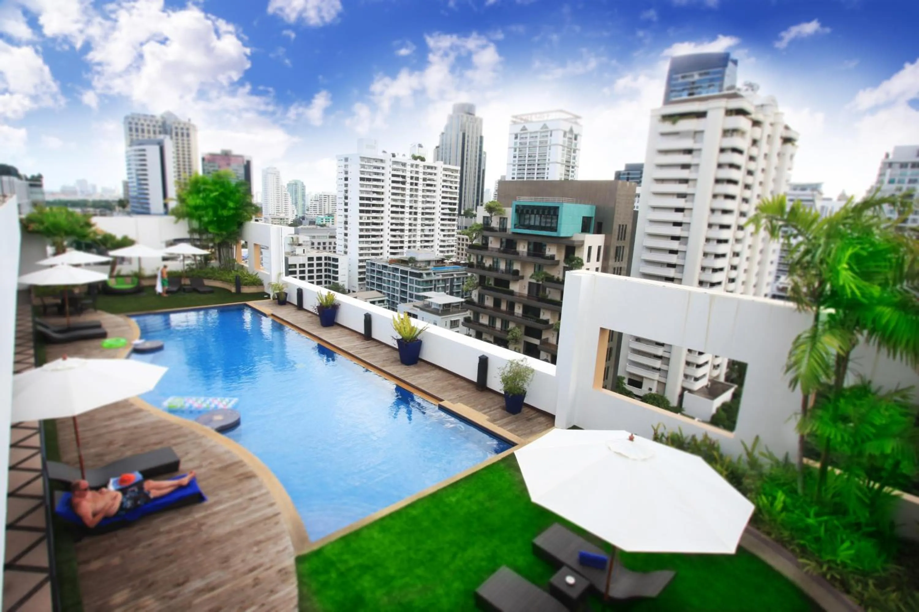 Swimming pool in Grand Mercure Bangkok Asoke Residence