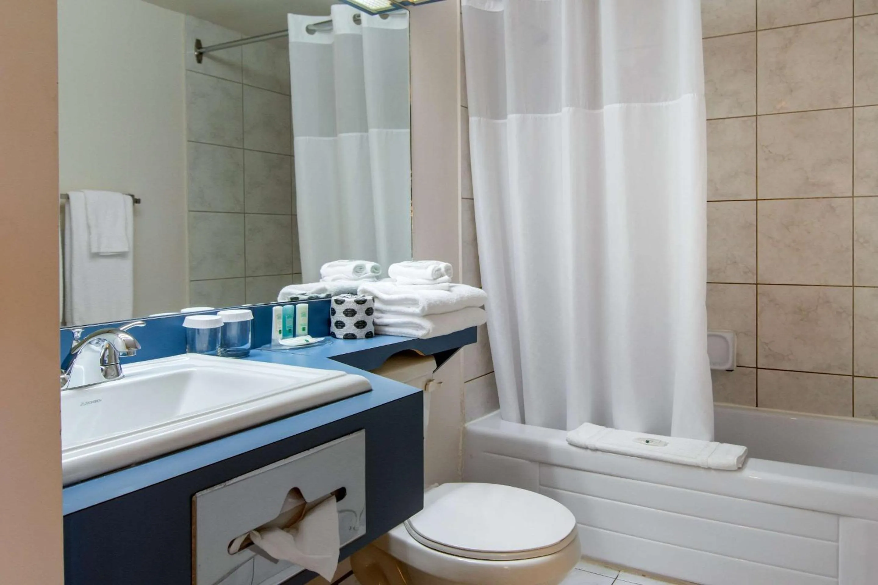 Bedroom, Bathroom in Quality Hotel et Centre de Congres