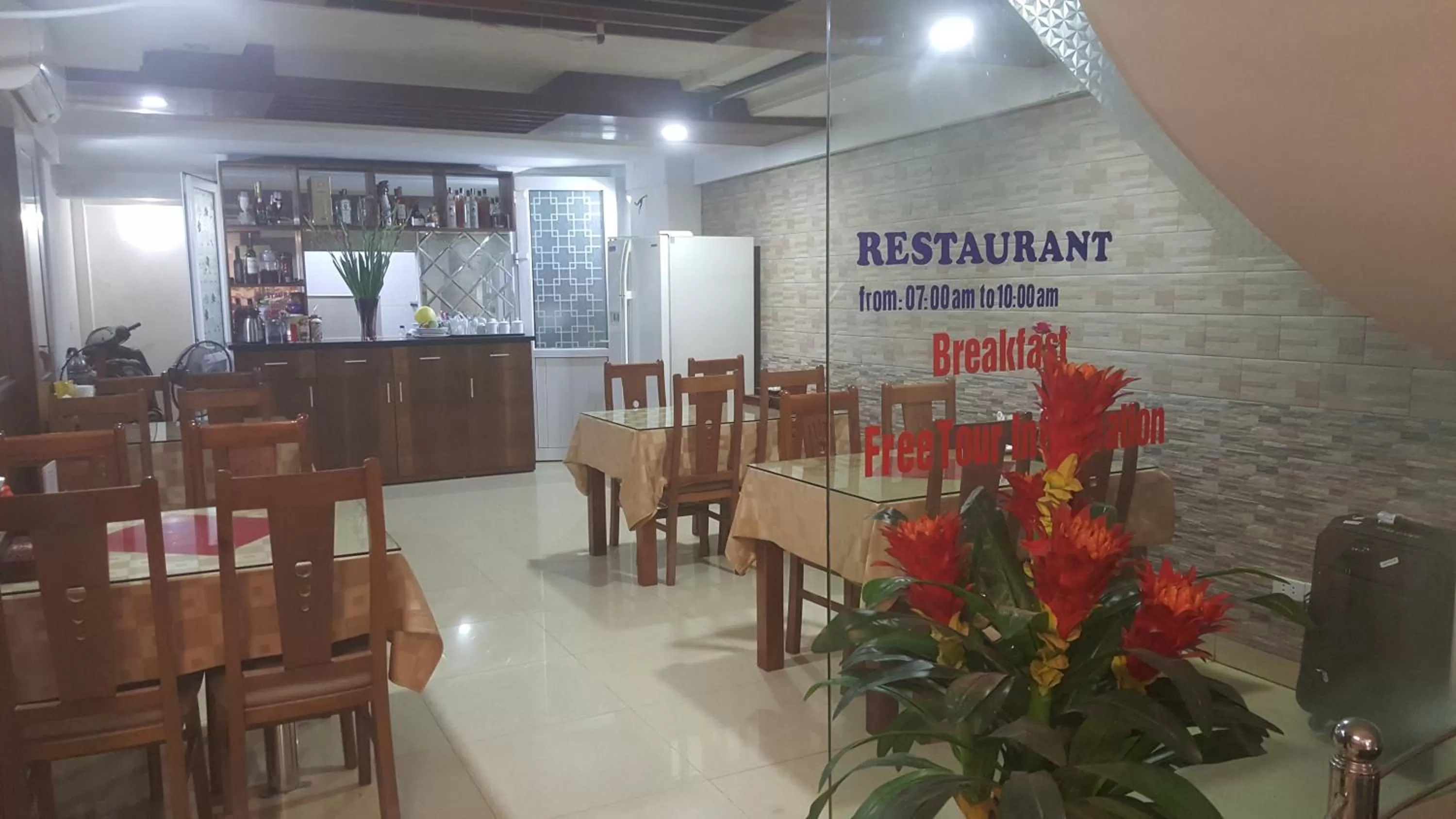 Restaurant/places to eat in Urban Alley Hotel