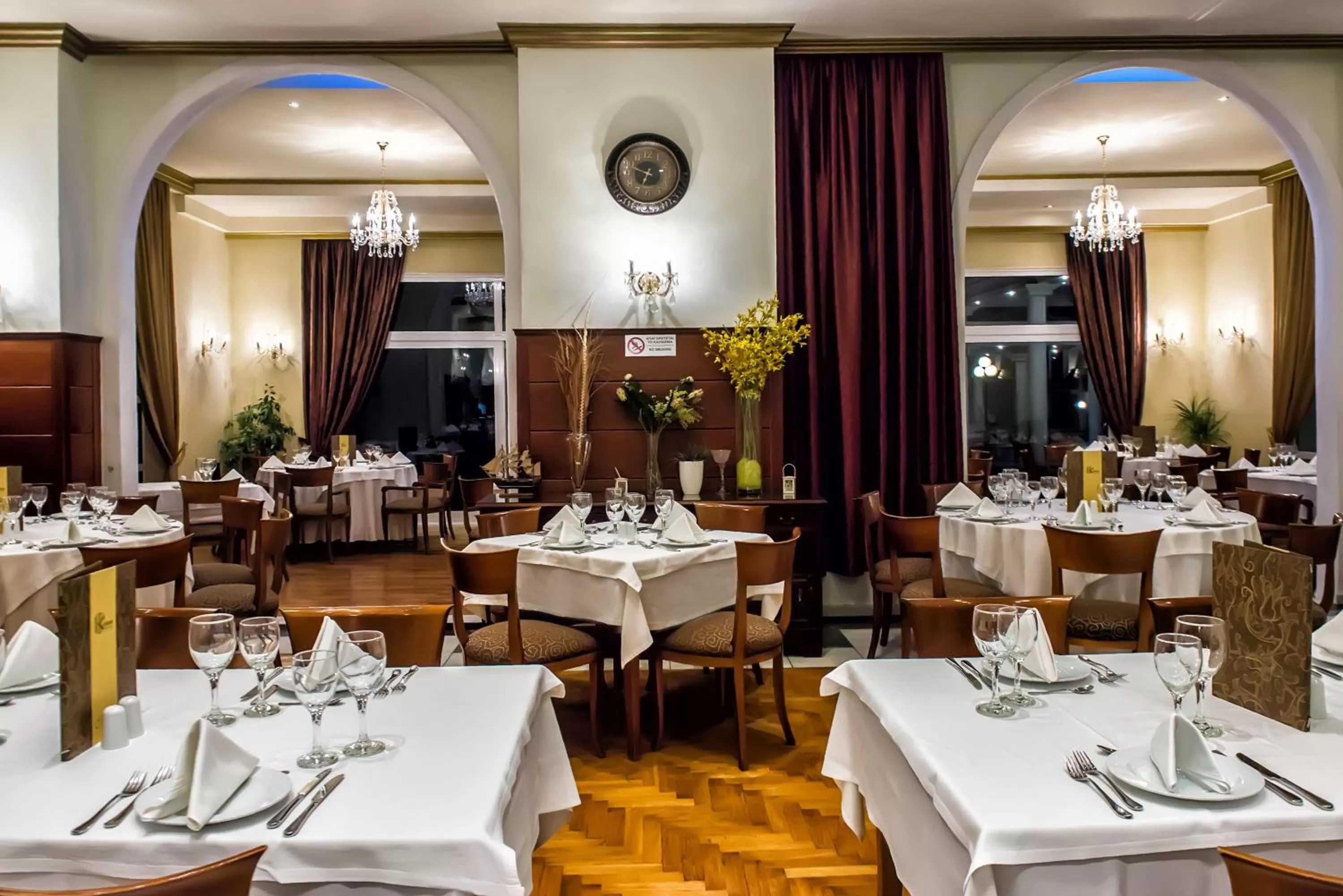 Restaurant/places to eat in Kouros Hotel