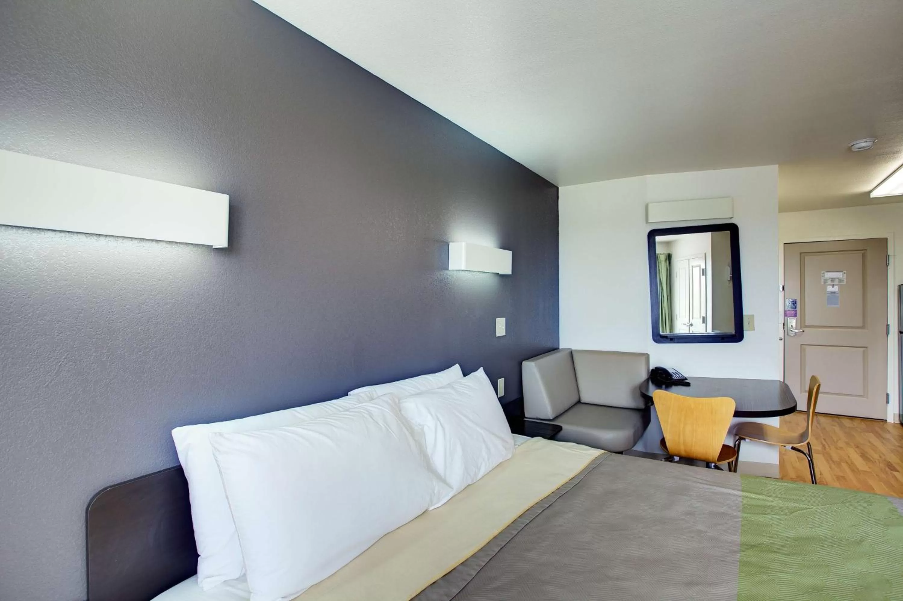 Photo of the whole room in Studio 6-Sweetwater, TX