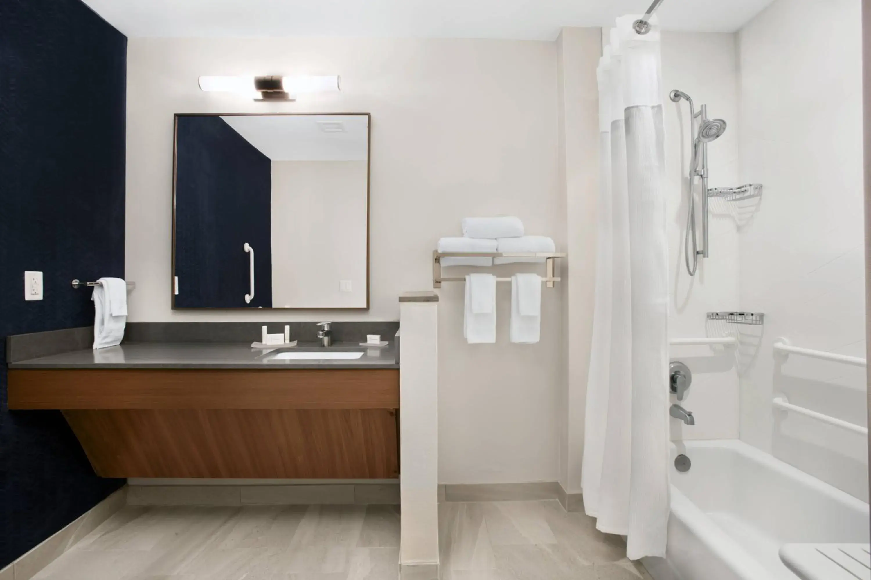 Bathroom in Fairfield Inn & Suites by Marriott Daytona Beach Speedway/Airport