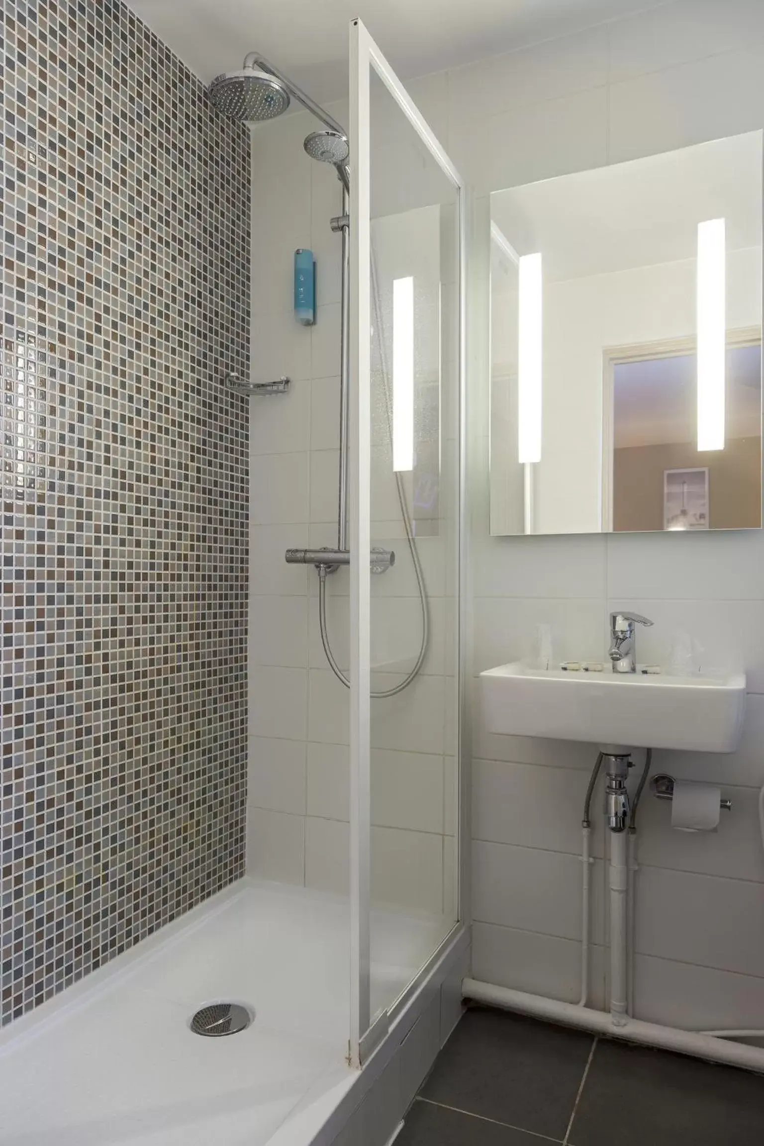 Shower, Bathroom in Timhotel Paris Gare Montparnasse