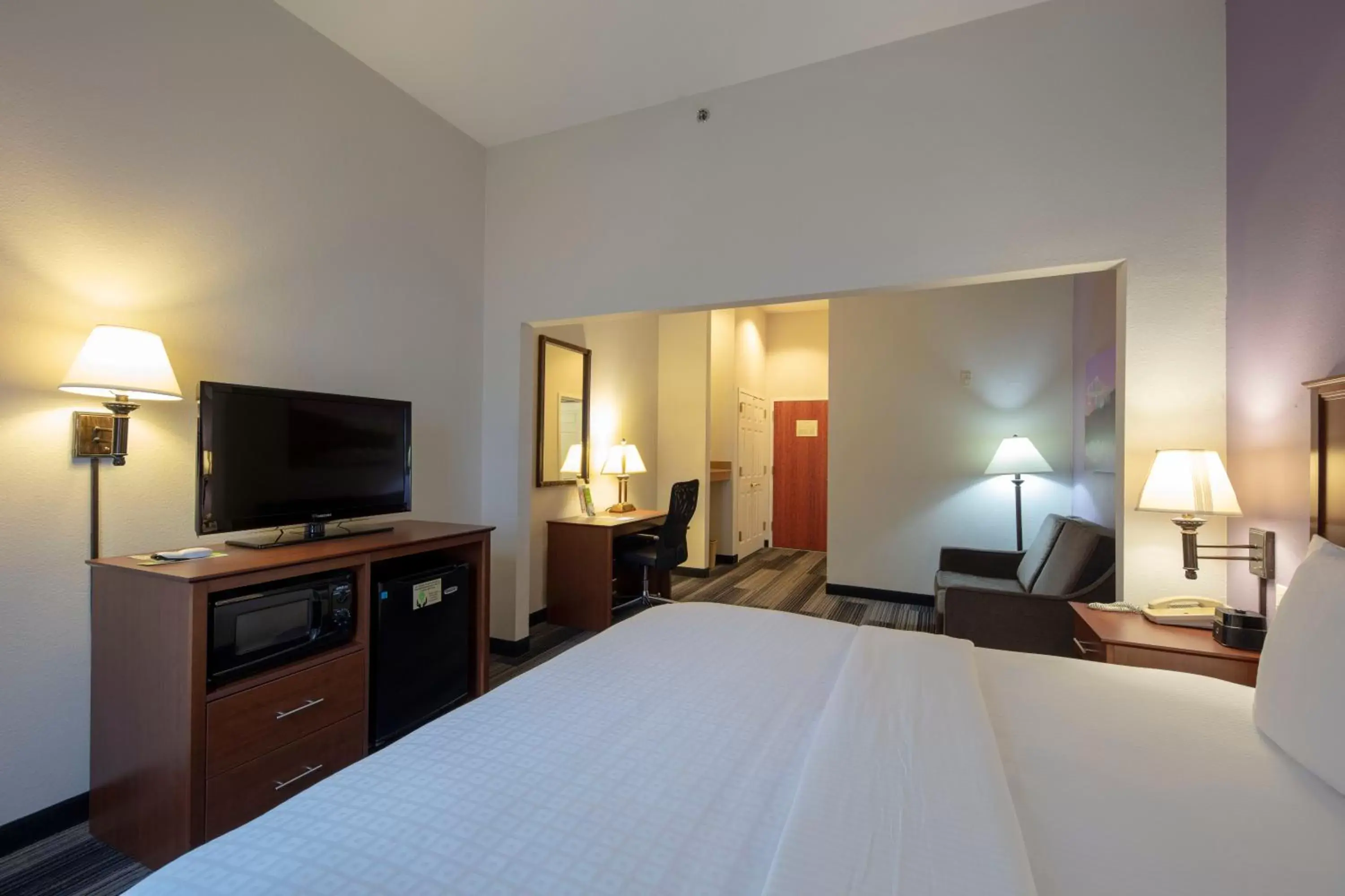 Bed in La Quinta by Wyndham Springfield Airport Plaza