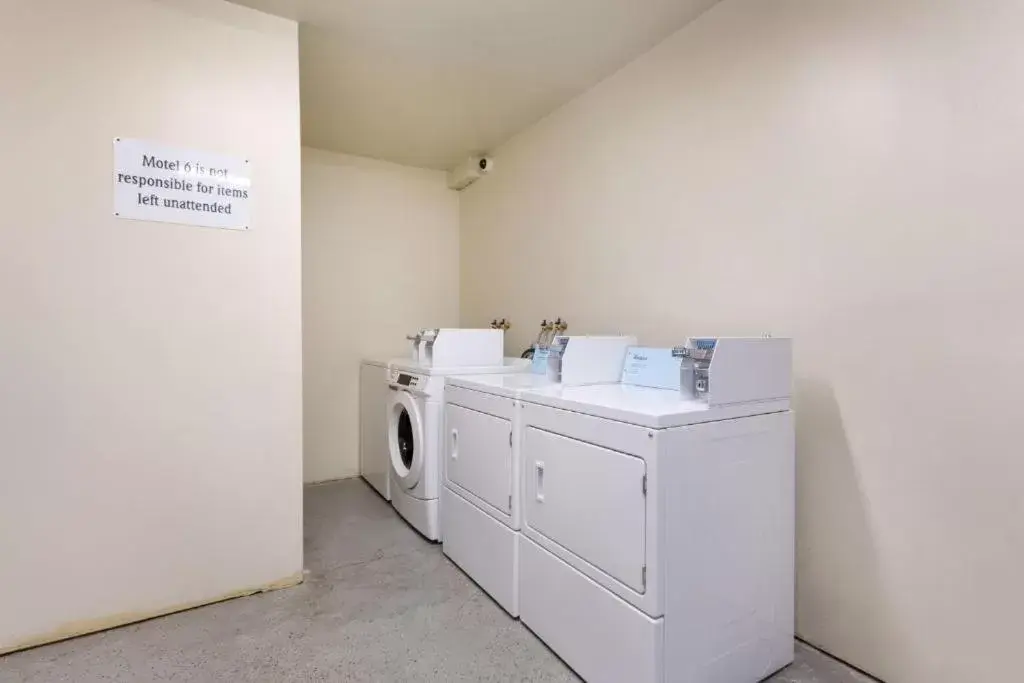 laundry, Bathroom in Motel 6 Englewood