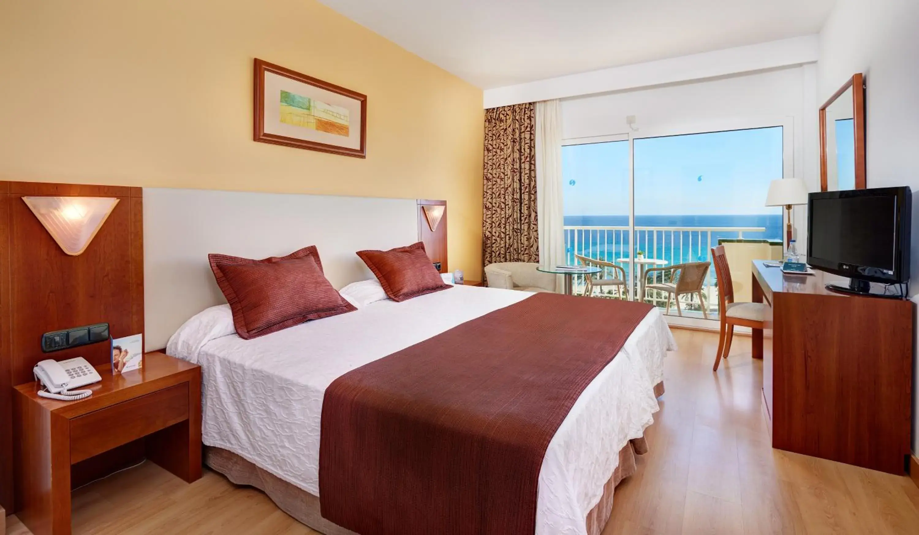 Photo of the whole room, Bed in Sentido Castell de Mar