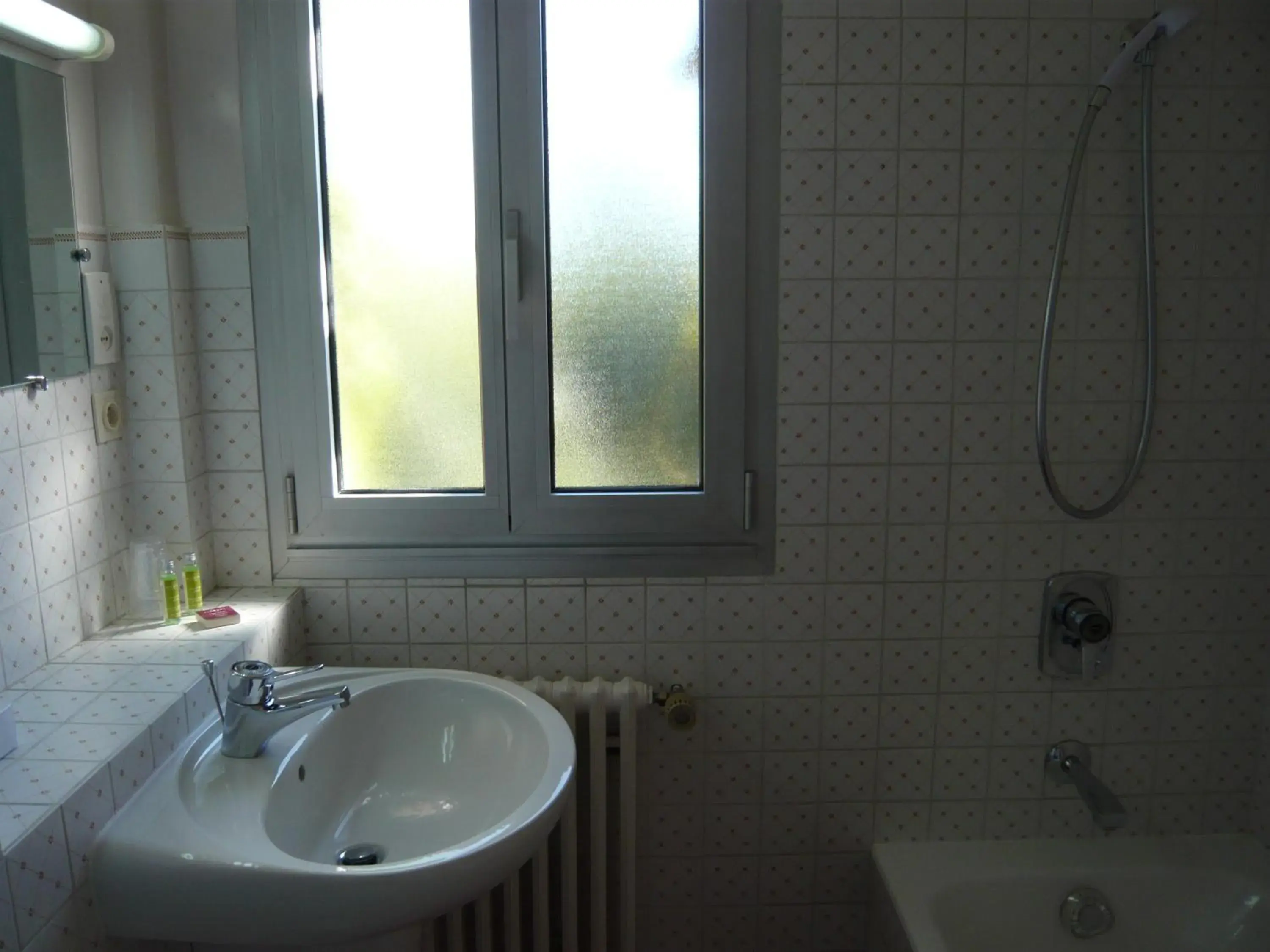 Bathroom in Cit'Hotel Aéro-Hotel