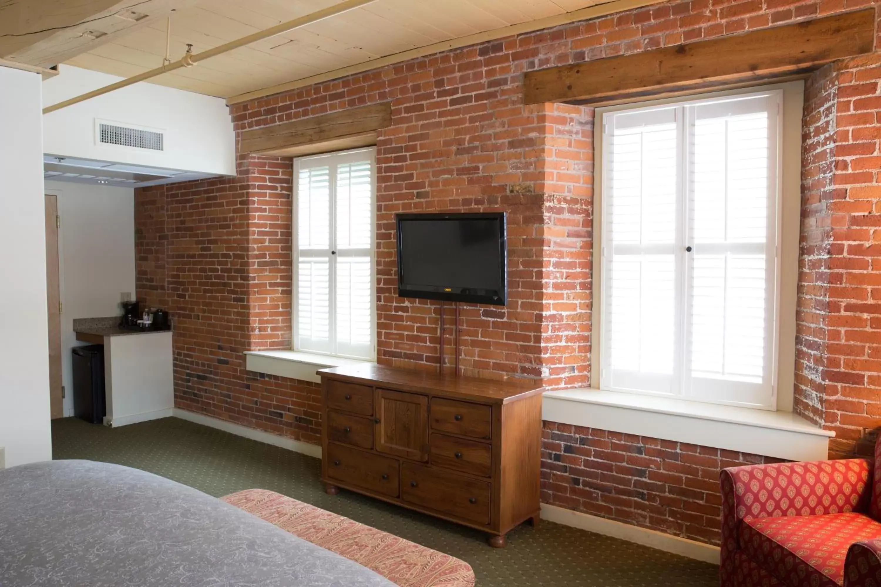 Photo of the whole room, TV/Entertainment Center in The Common Man Inn & Restaurant