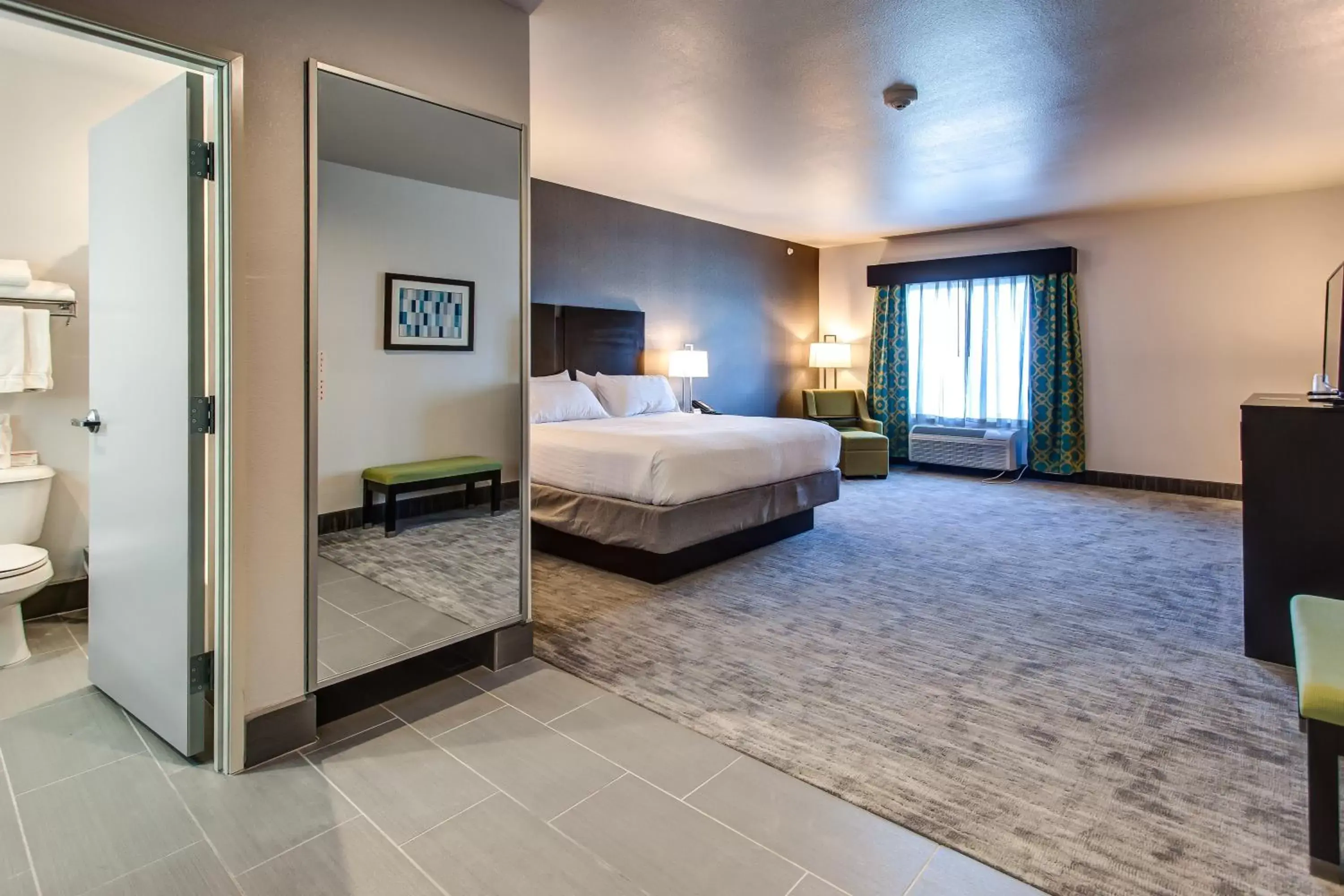 Photo of the whole room, Bed in Holiday Inn Express & Suites Gatesville - N. Ft Hood, an IHG Hotel