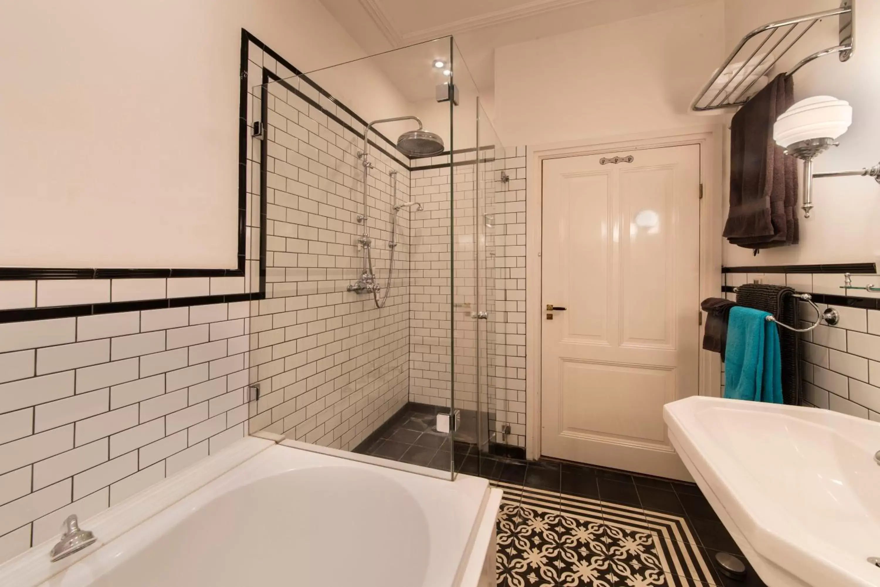 Shower, Bathroom in B&B De Schiedamse Suites