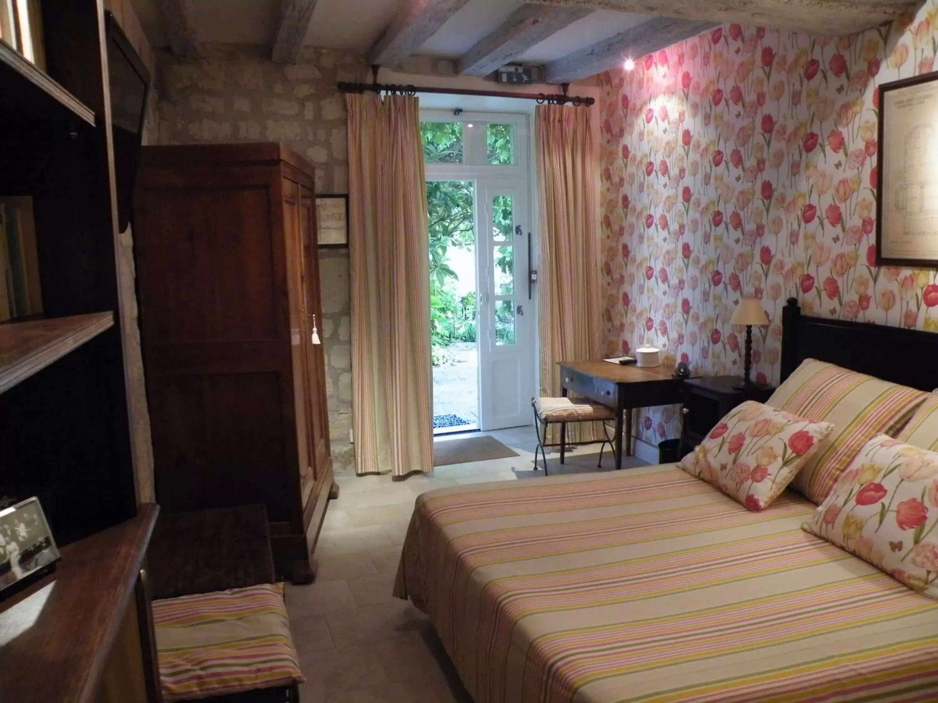 Photo of the whole room, Bed in Hôtel Diderot