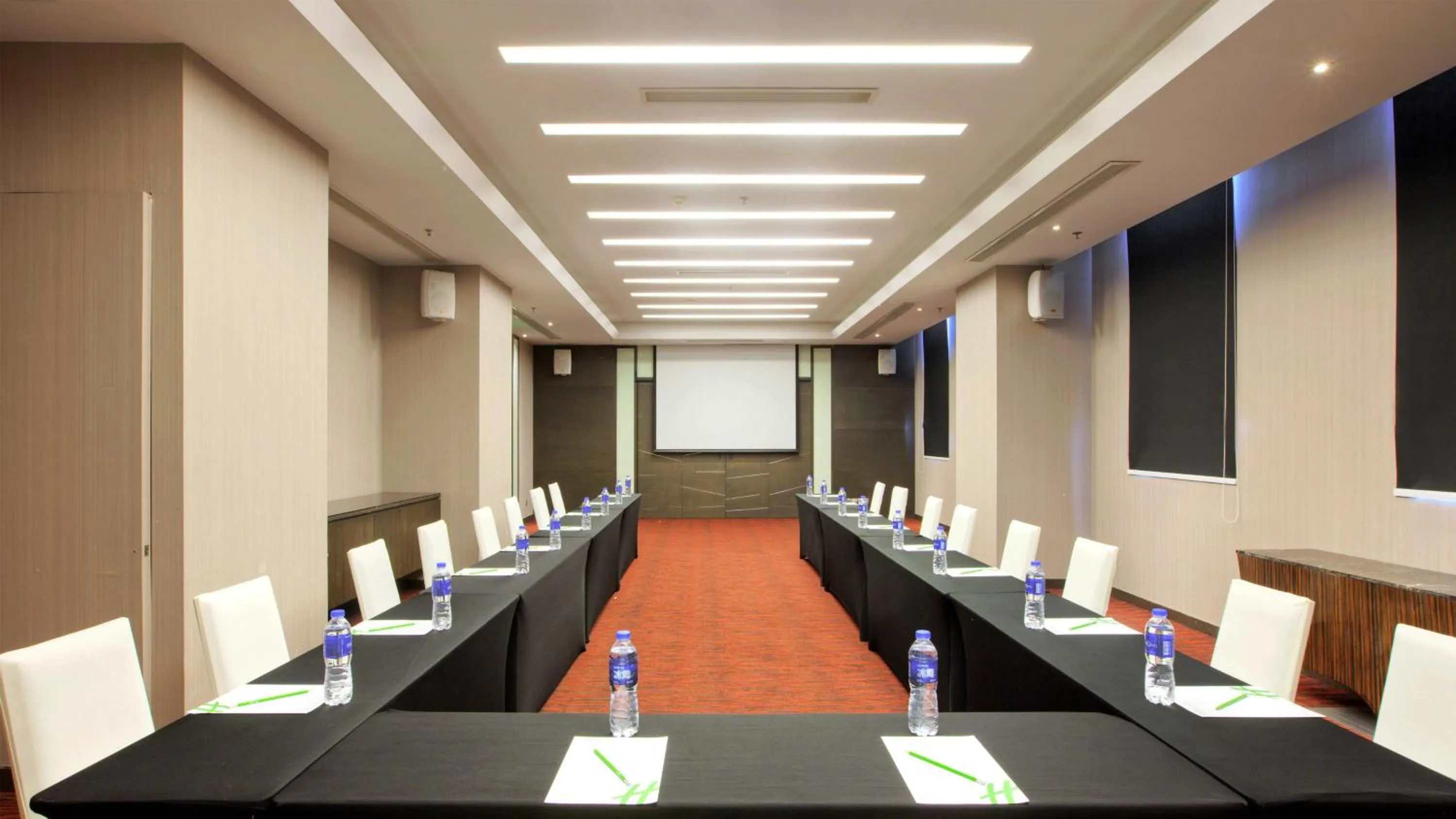 Meeting/conference room in Holiday Inn Shanghai Hongqiao West by IHG
