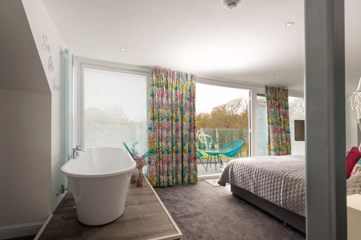 Photo of the whole room, Bed in Park Manor Hotel