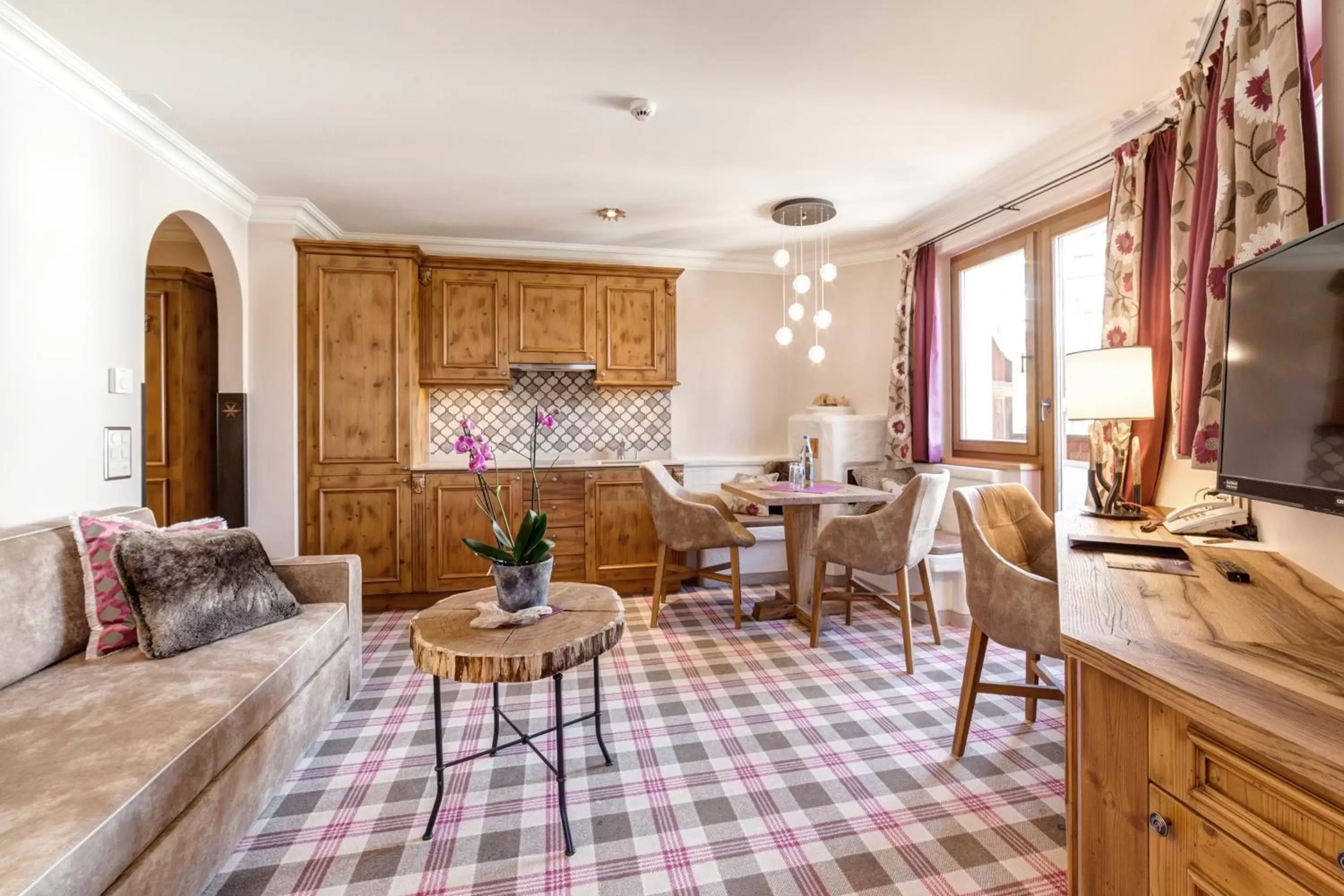 Kitchen or kitchenette, Seating Area in BelArosa Hotel Superior