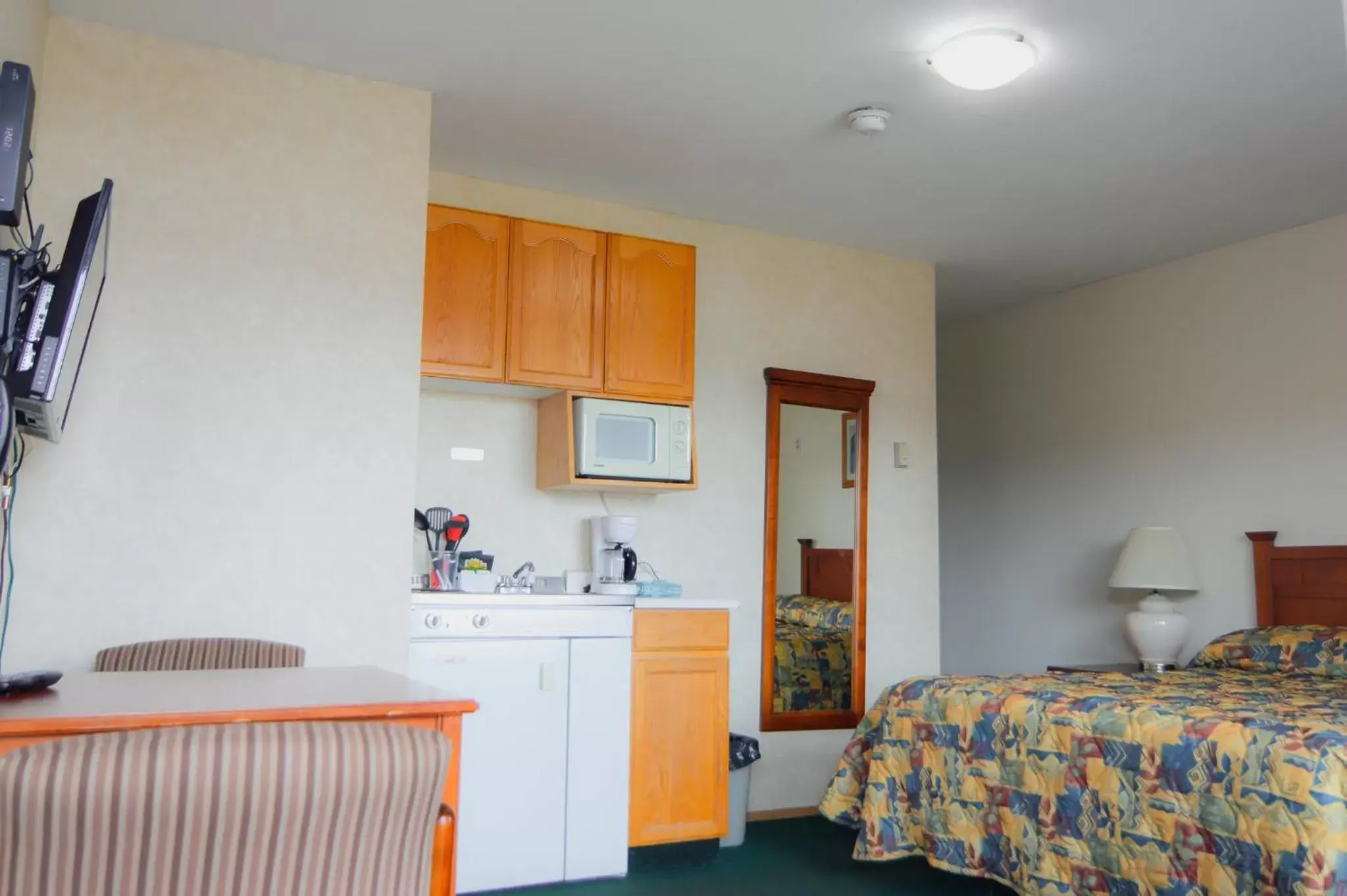 Bedroom, Kitchen/Kitchenette in Shoreline Resort Condominiums