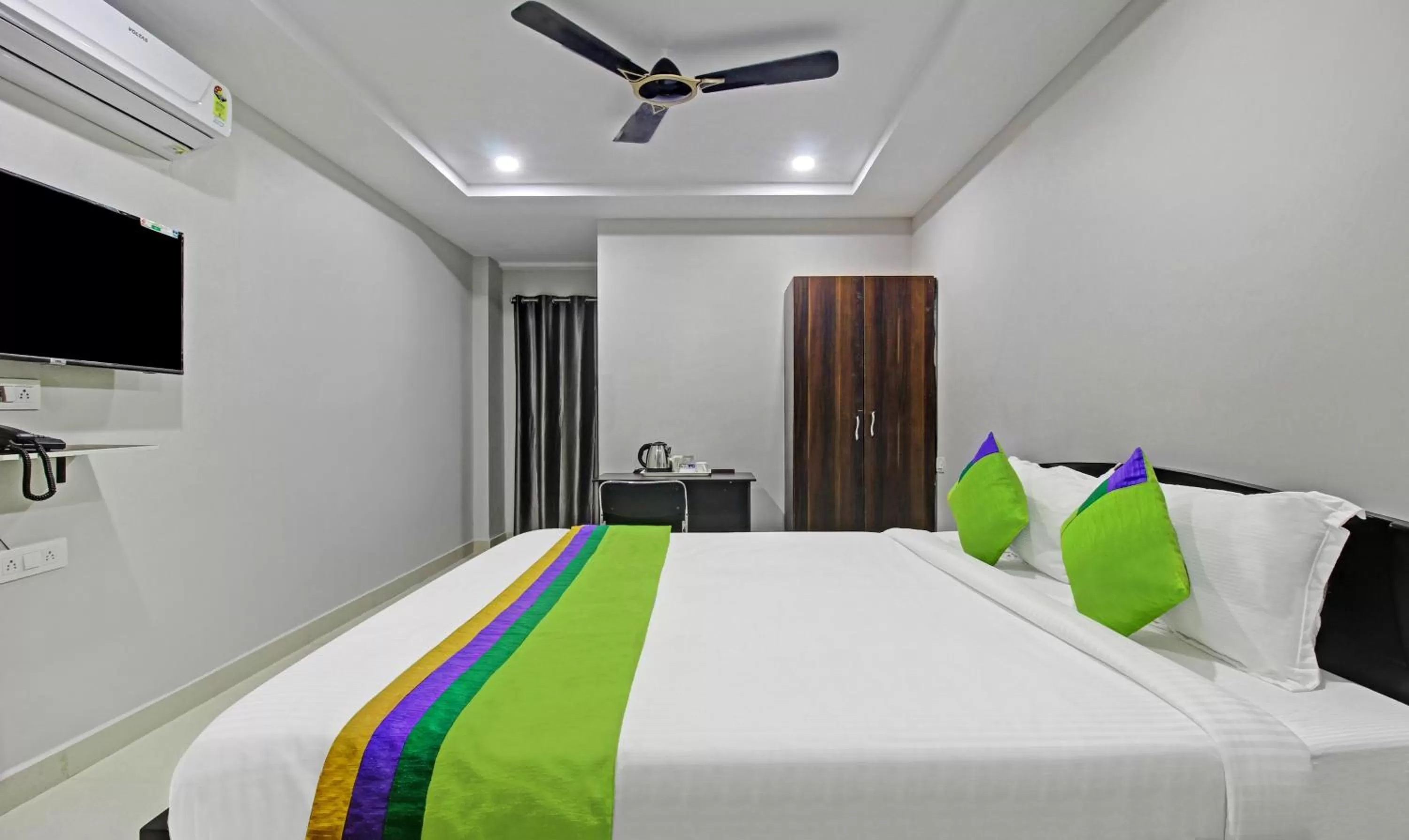 Bedroom, Bed in Itsy Hotels Sunrise Grand, Hitech City