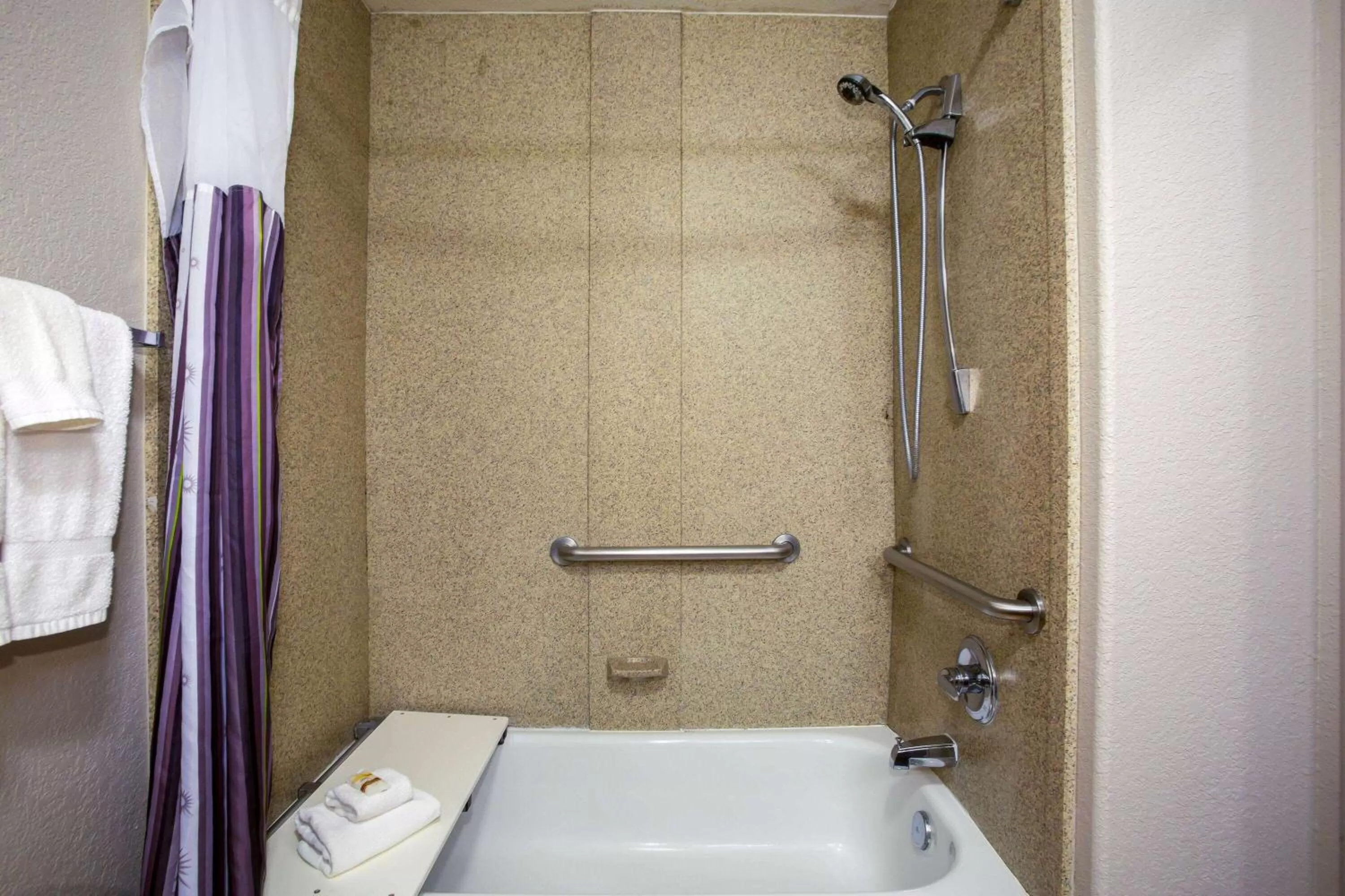 Bathroom in La Quinta by Wyndham Kyle - Austin South