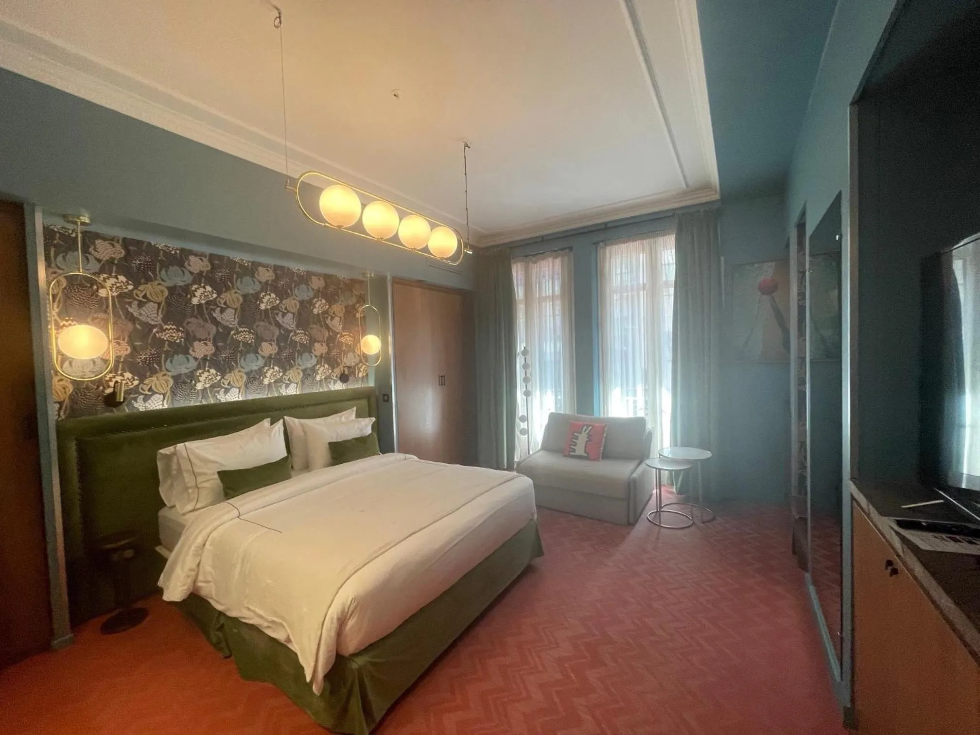 Photo of the whole room, Bed in Hotel 33 Marbeuf