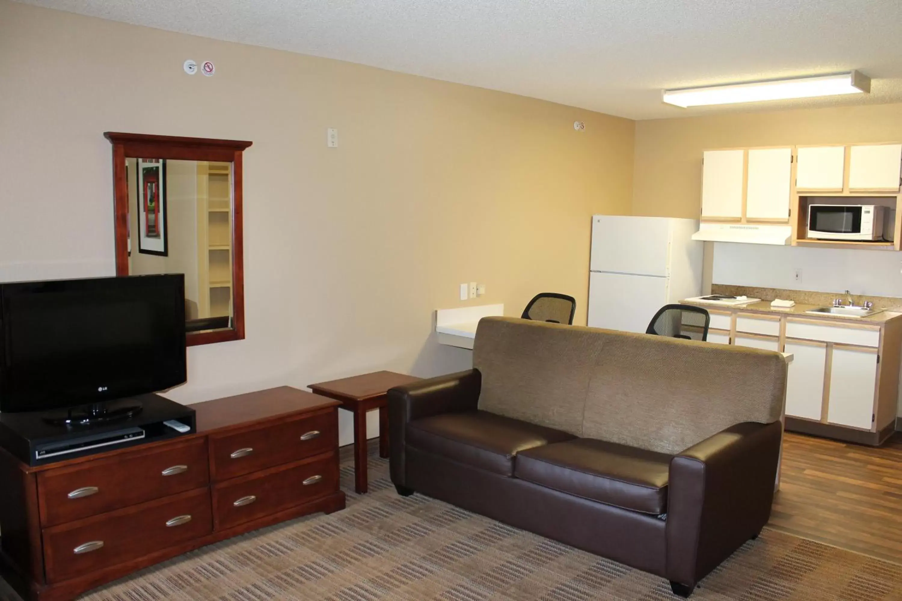 Kitchen or kitchenette, Seating Area in Extended Stay America Suites - Houston - Katy Freeway - Energy Corridor