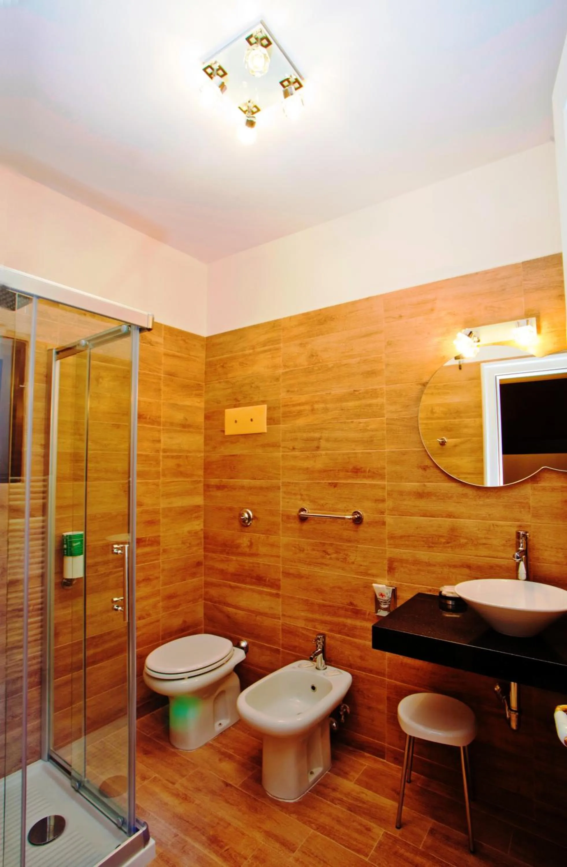 Toilet in Momi's Hotel