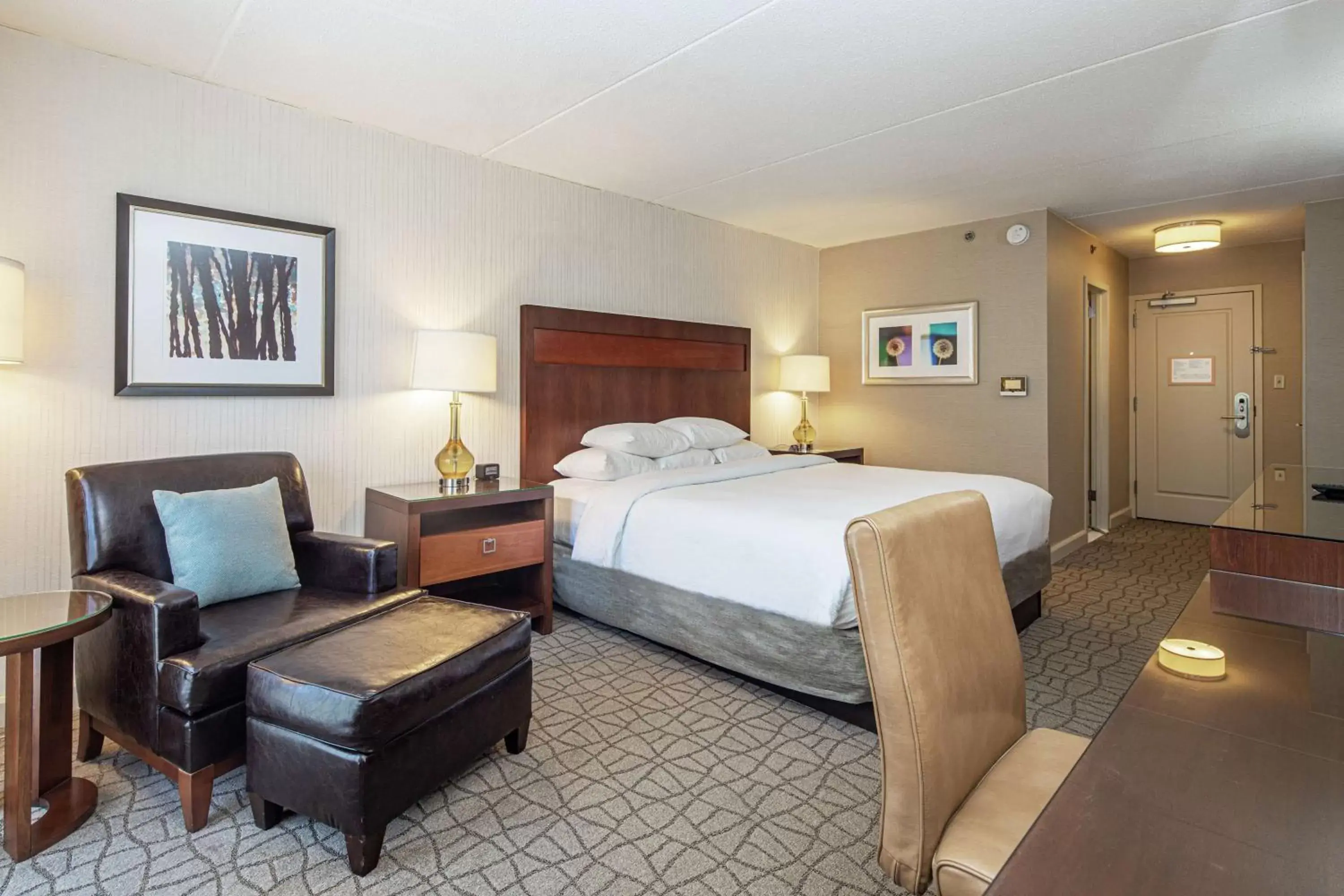 Bedroom in DoubleTree by Hilton Pittsburgh-Green Tree