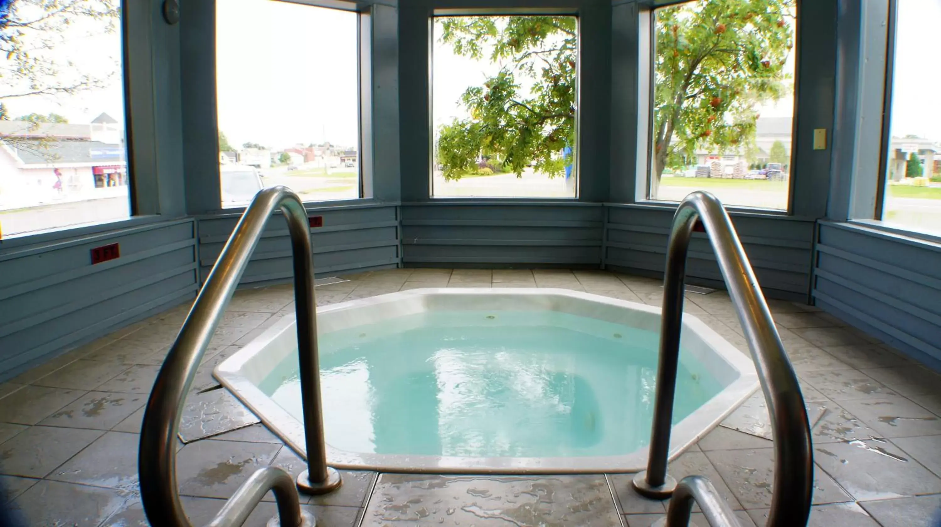 Hot Tub in Pictured Rocks Inn and Suites
