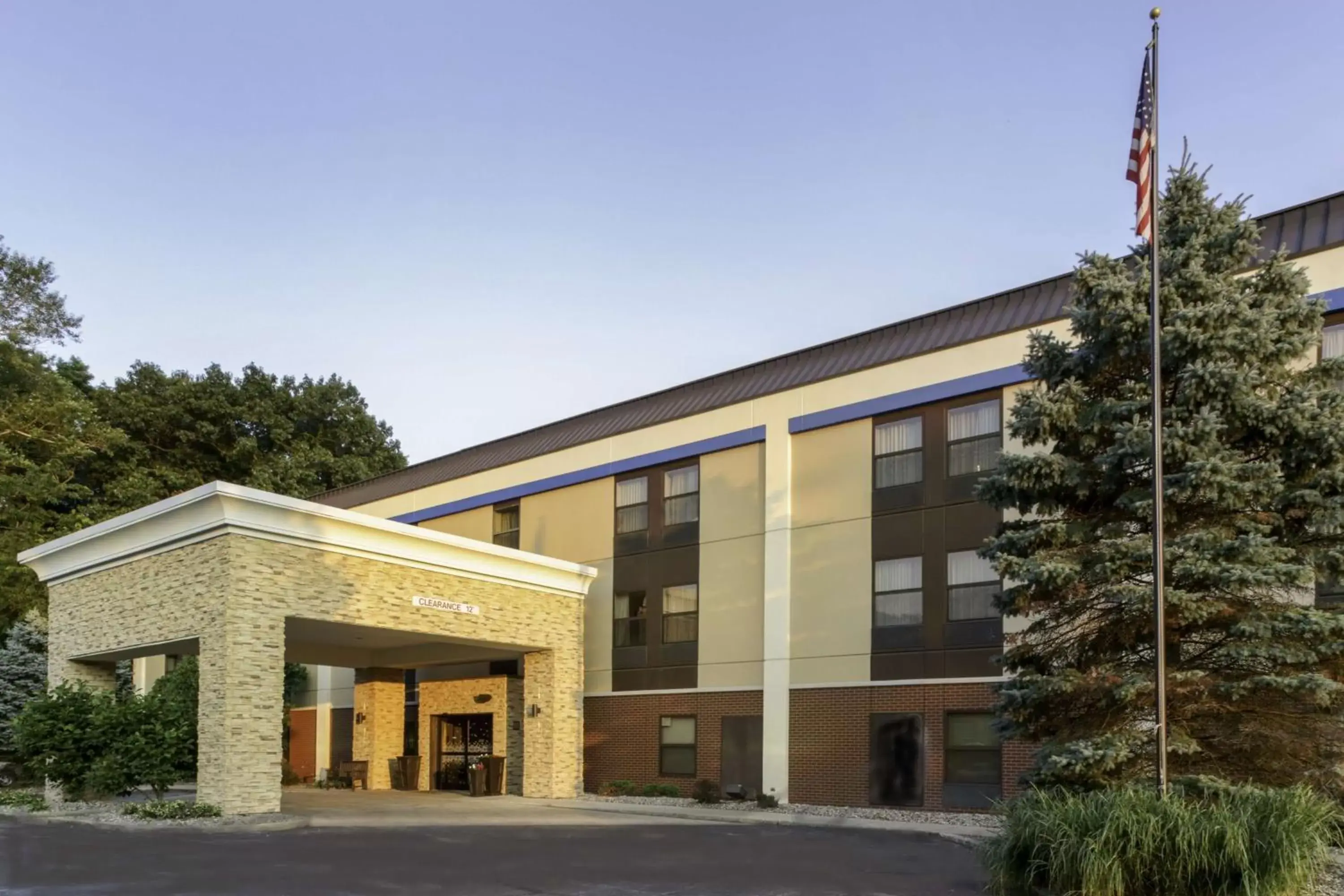 Property Building in Hampton Inn Portage