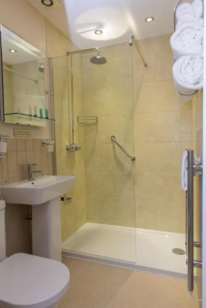 Bathroom in Giltar Hotel