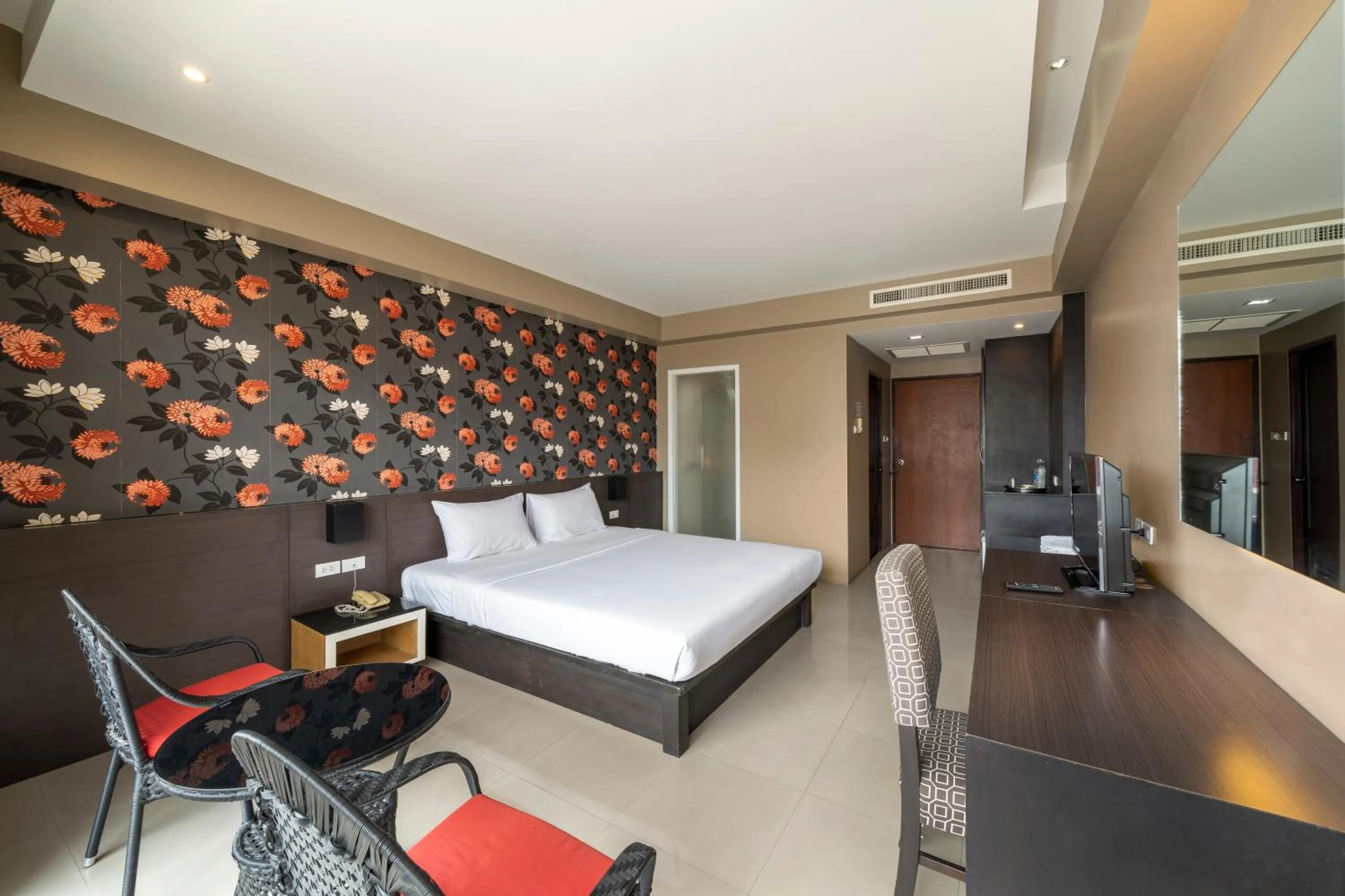 Bedroom, Bed in Welcome Plaza Hotel Pattaya