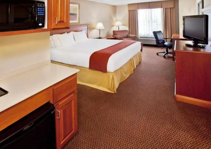 Photo of the whole room, Bed in Holiday Inn Express Hotel & Suites Sheldon by IHG
