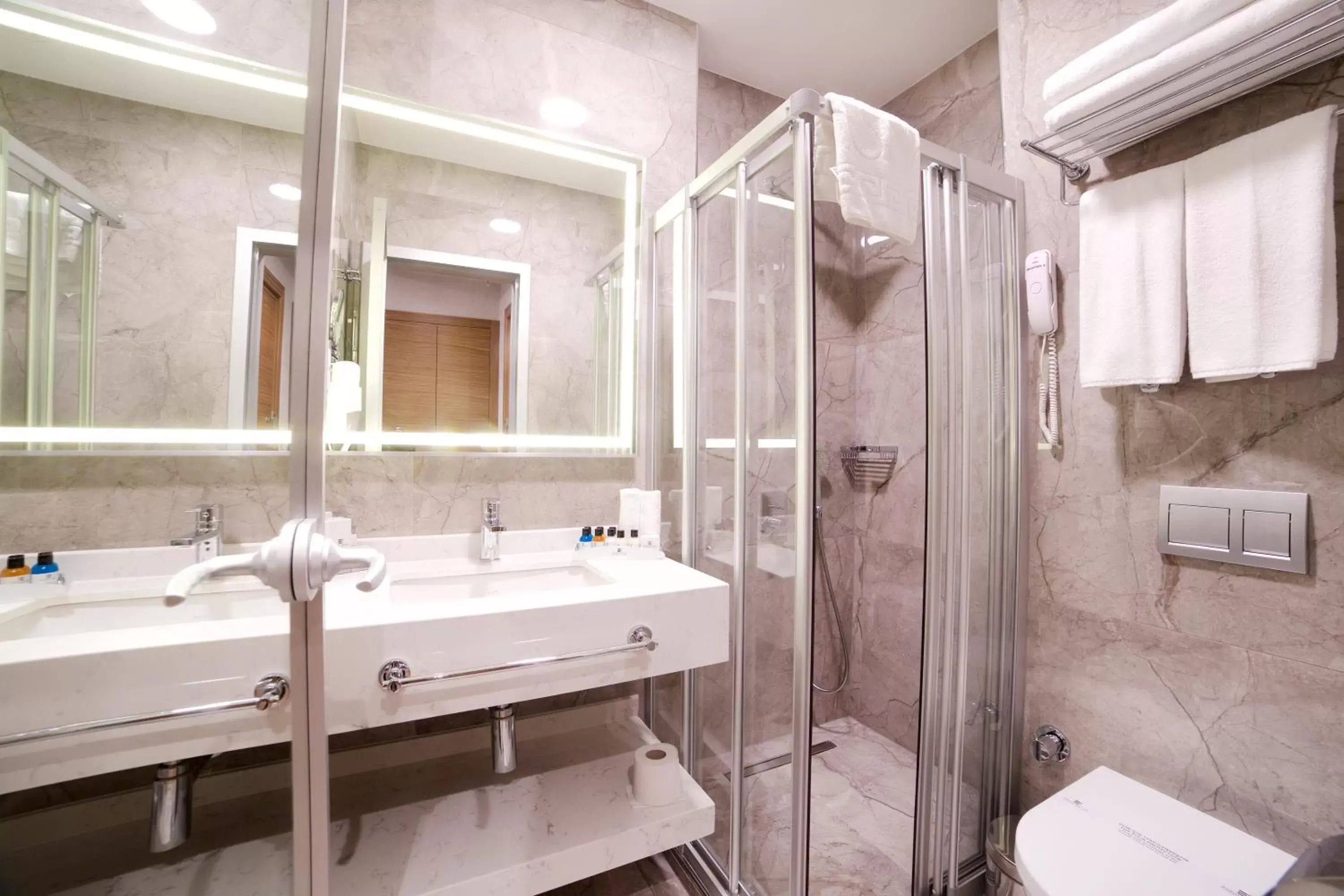 Shower, Bathroom in Erboy Hotel Istanbul Sirkeci