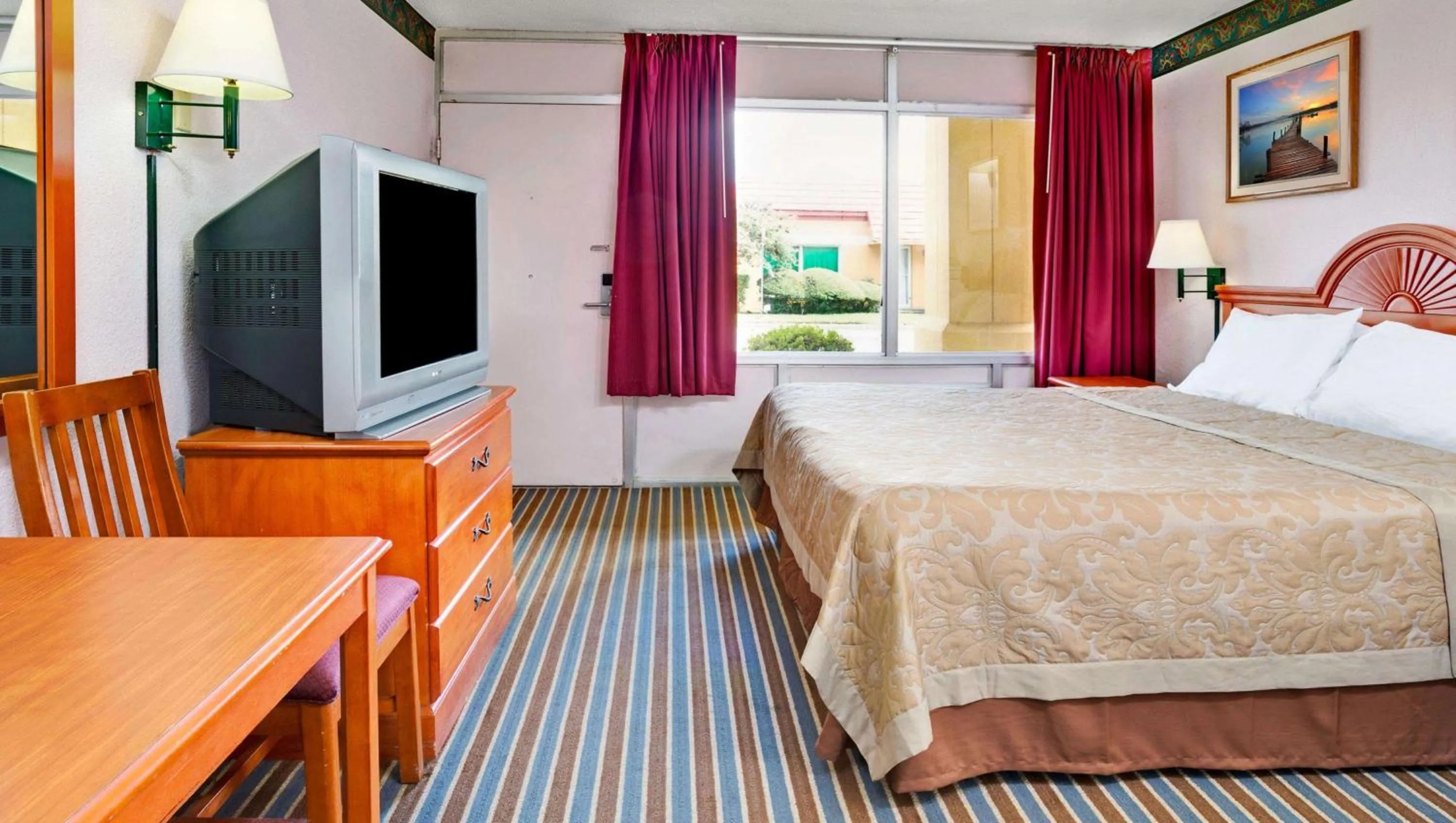 Photo of the whole room, Bed in Magnuson Hotel Jacksonville Downtown