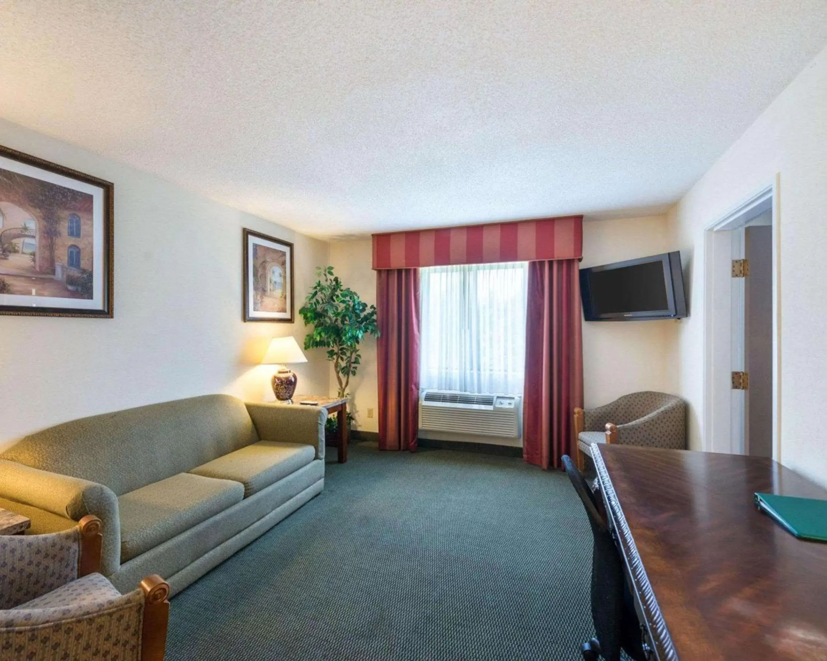 Photo of the whole room, Seating Area in Quality Inn & Suites - Gettysburg