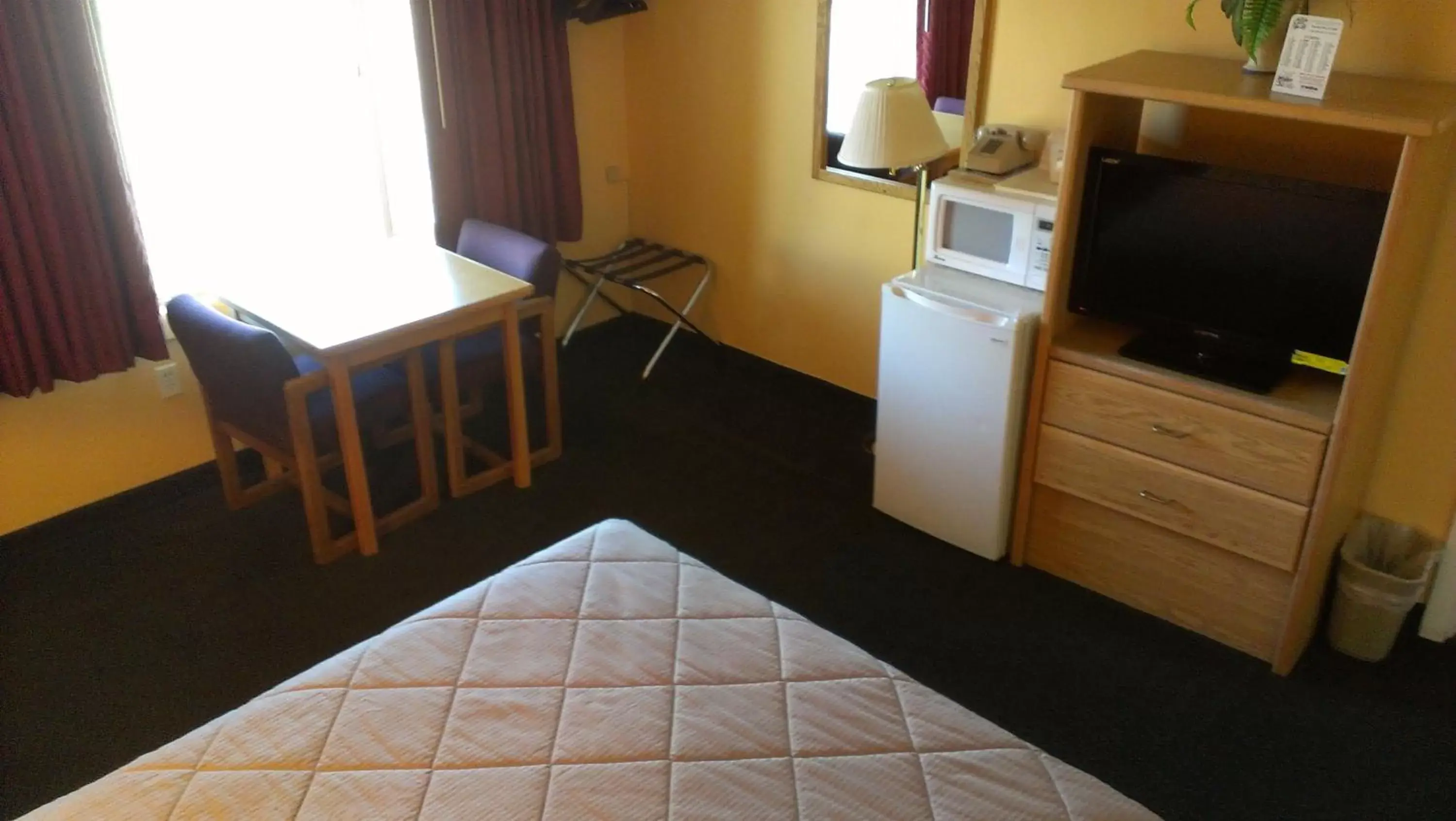 Photo of the whole room, TV/Entertainment Center in Western Motel
