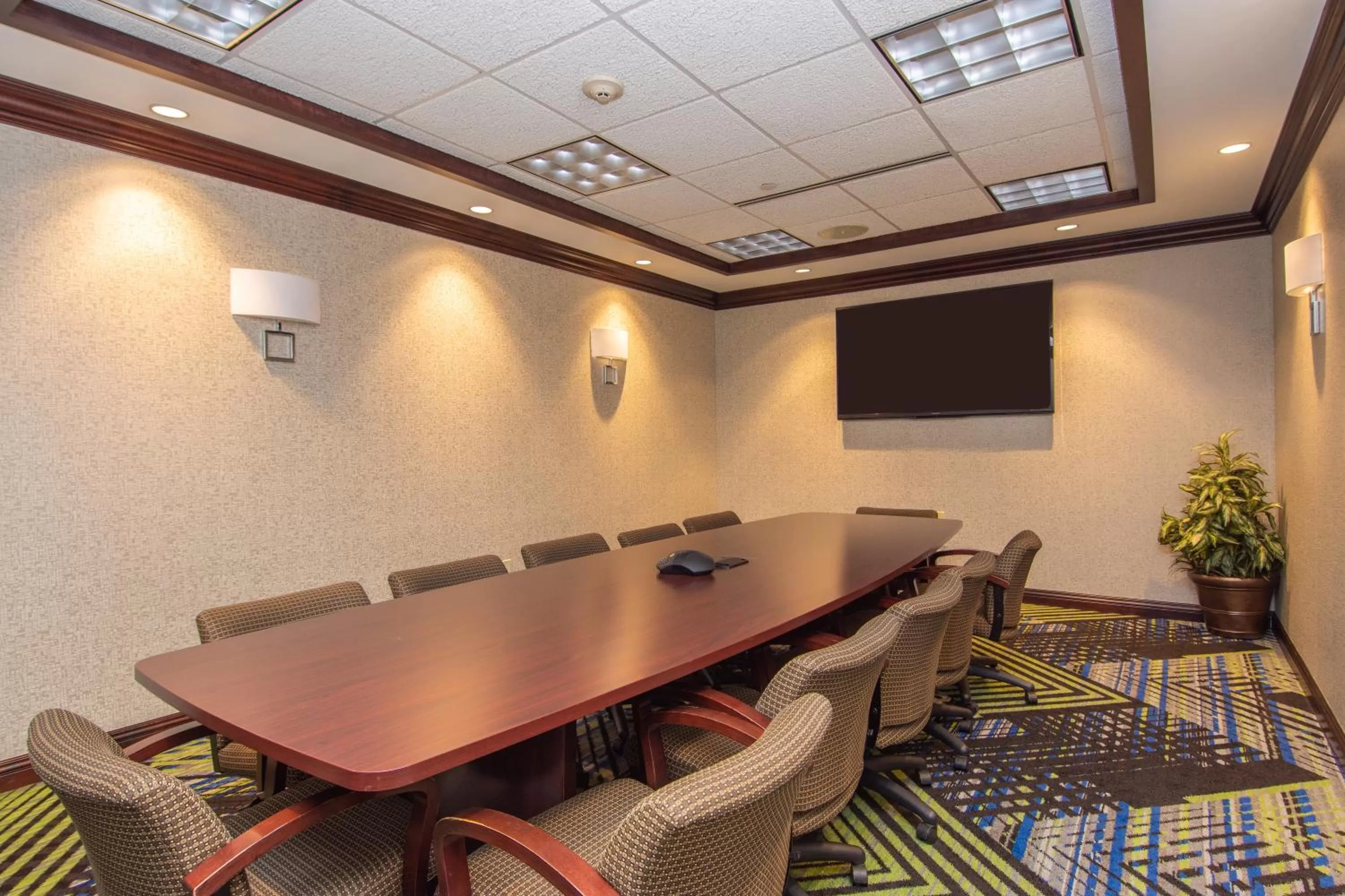 Meeting/conference room in Holiday Inn Express and Suites Springfield Medical District by IHG