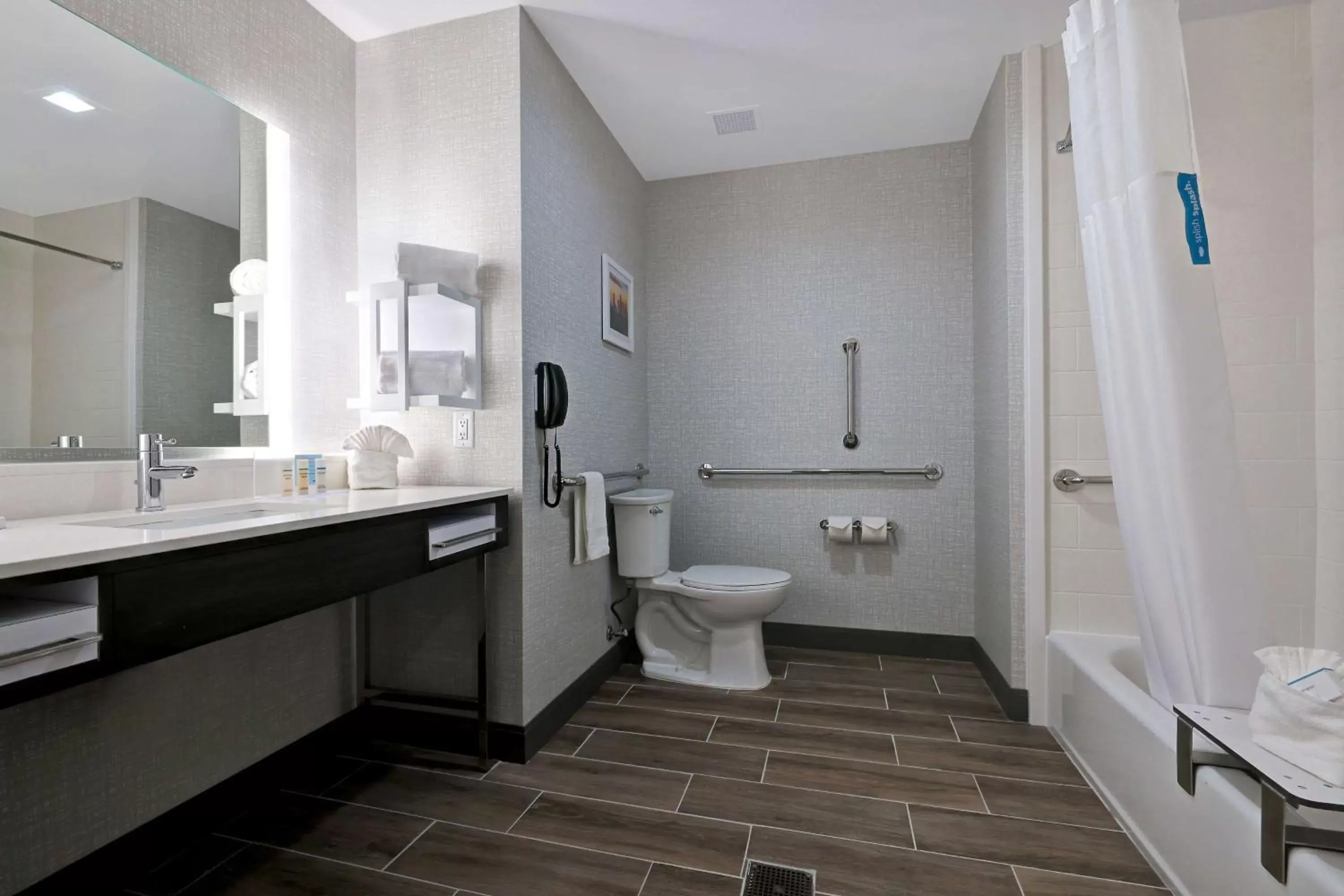 Bathroom in Hampton Inn & Suites Houston East Beltway 8, Tx
