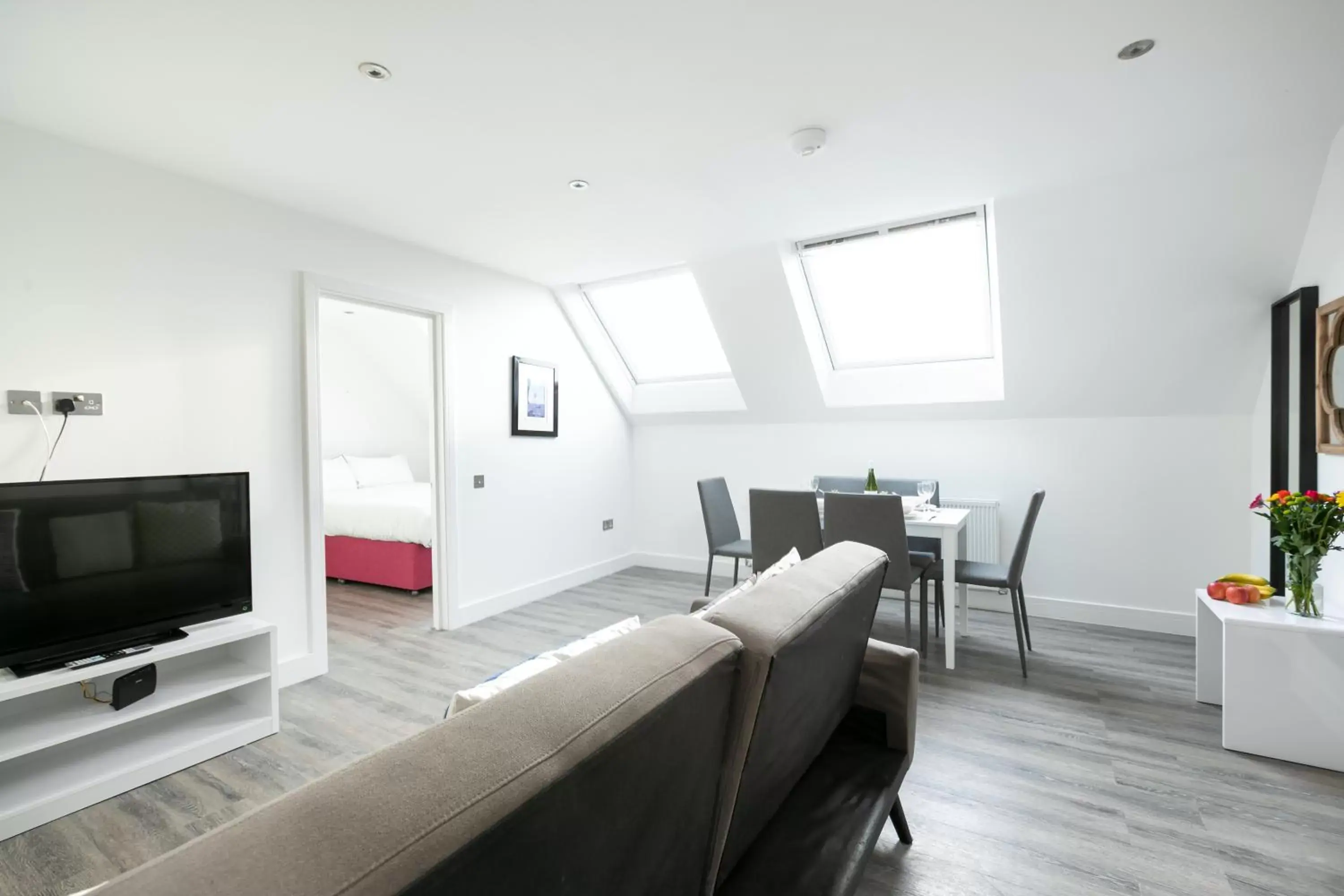 Living room, TV/Entertainment Center in Reading Kings Road Lodge by Creatick Apartments