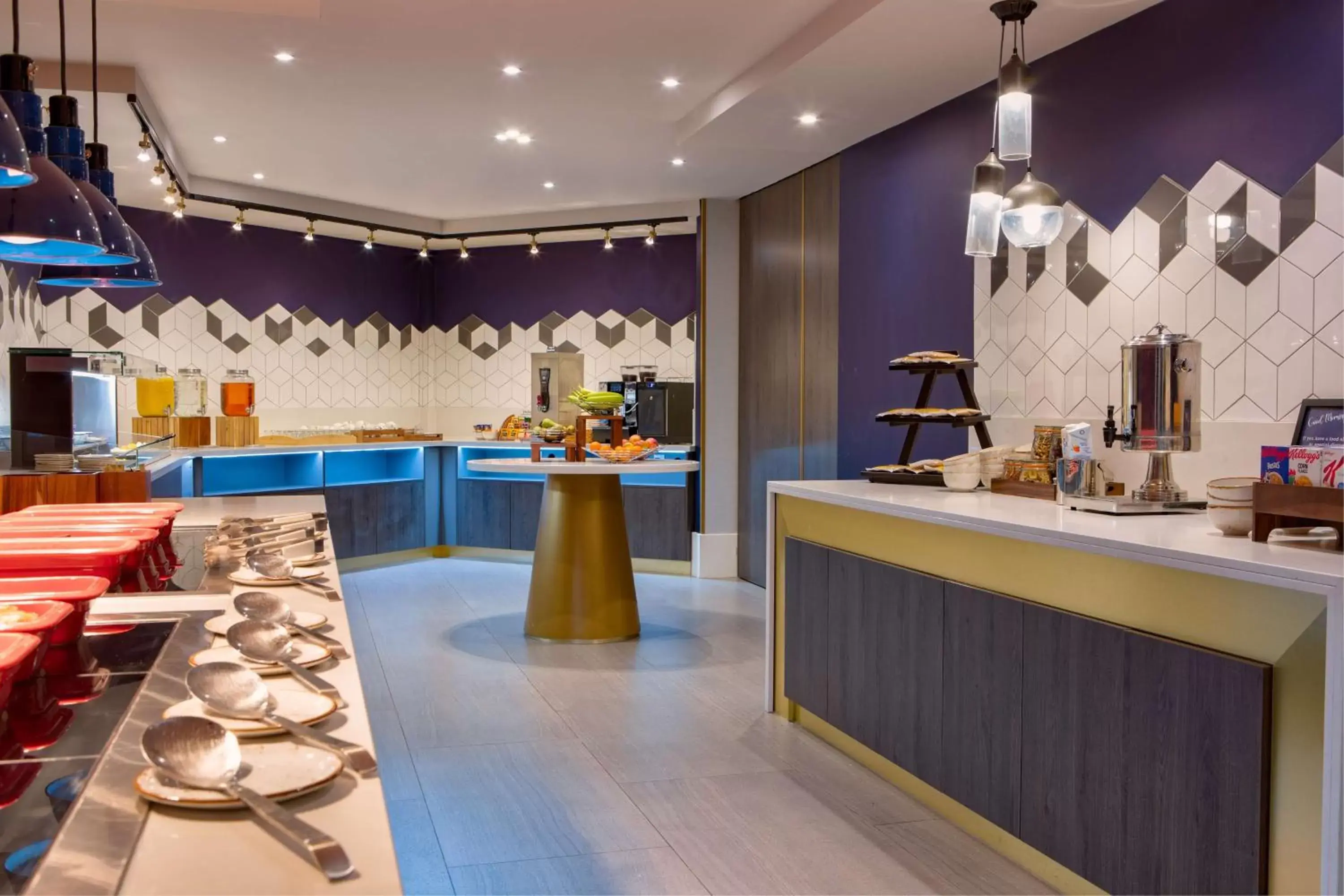 Breakfast, Kitchen/Kitchenette in DoubleTree by Hilton London Elstree