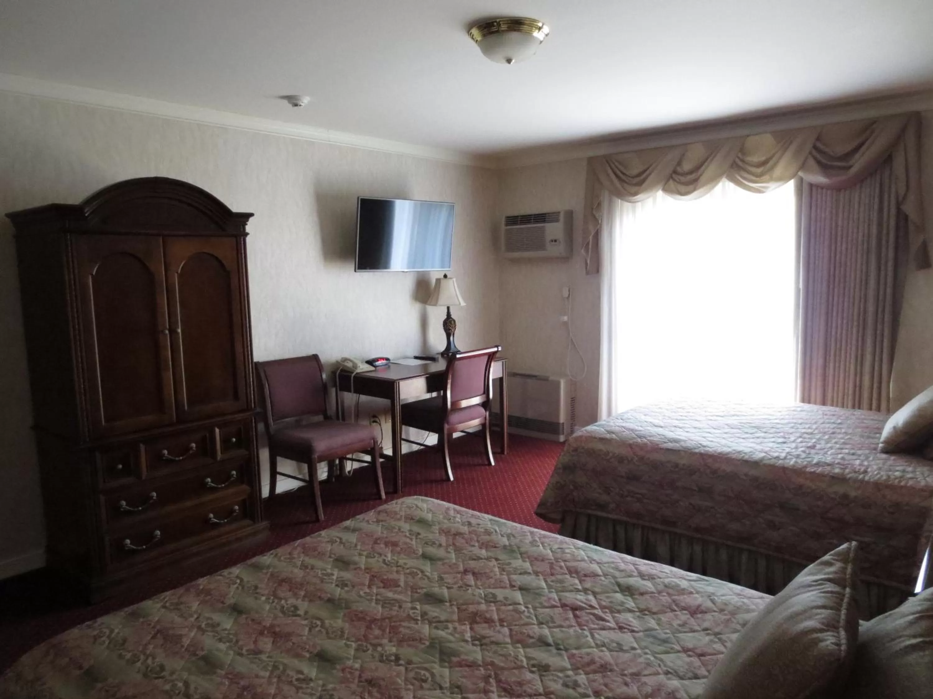 Photo of the whole room, Bed in Roosevelt Inn & Suites Saratoga Springs