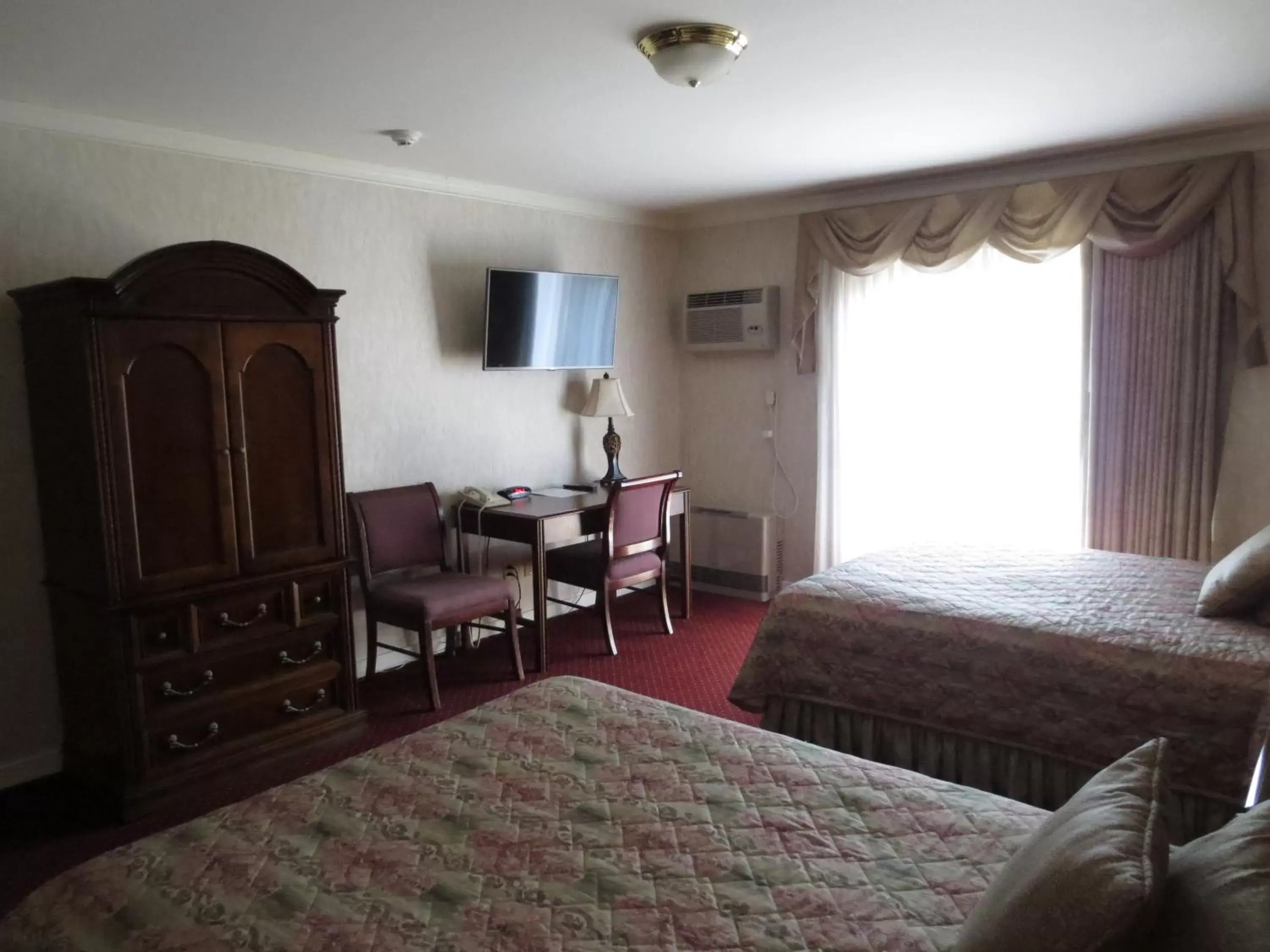 Photo of the whole room, Room Photo in Roosevelt Inn & Suites Saratoga Springs
