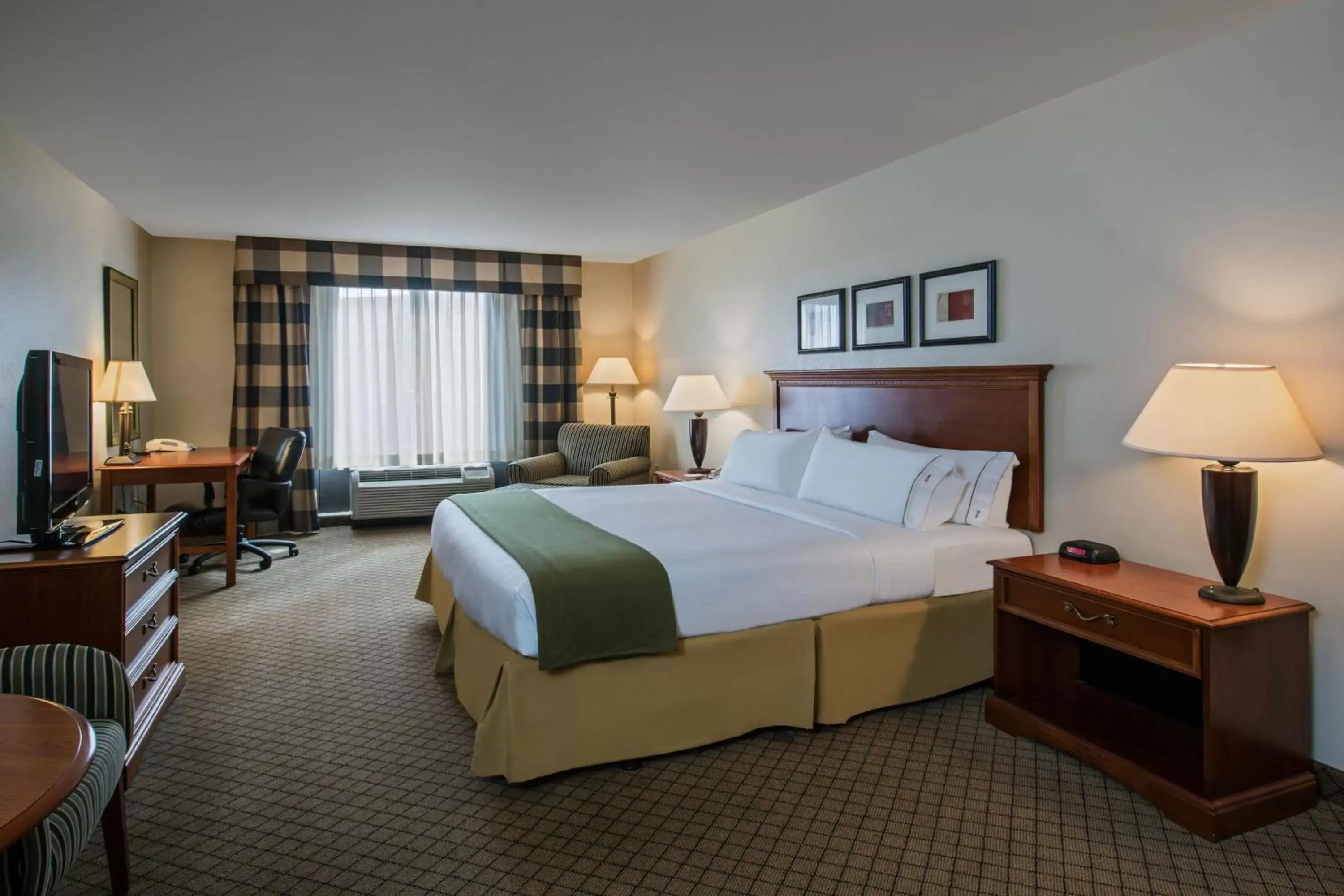 Photo of the whole room, Bed in Holiday Inn Express Hotel & Suites Jackson - Flowood, an IHG Hotel