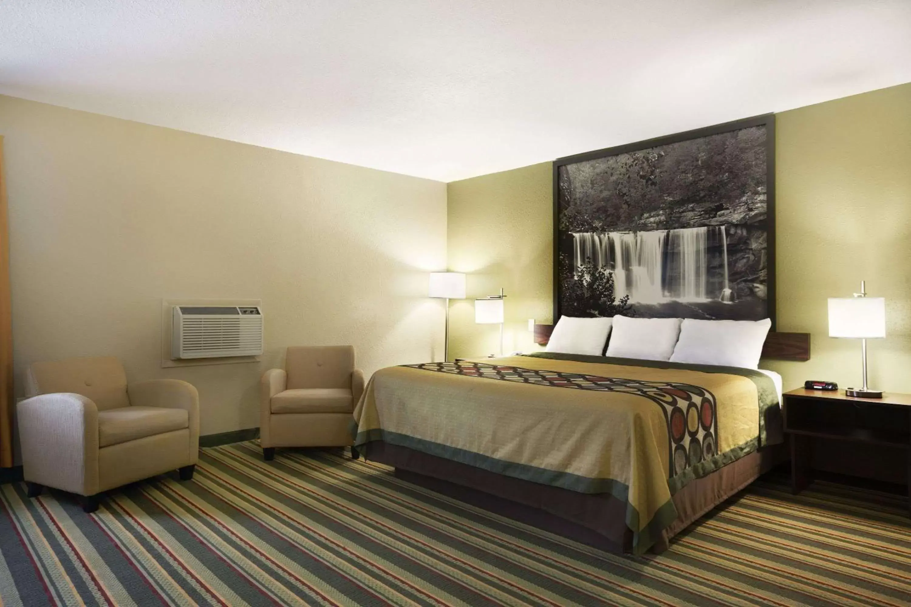 Photo of the whole room, Bed in Super 8 by Wyndham Tuscola