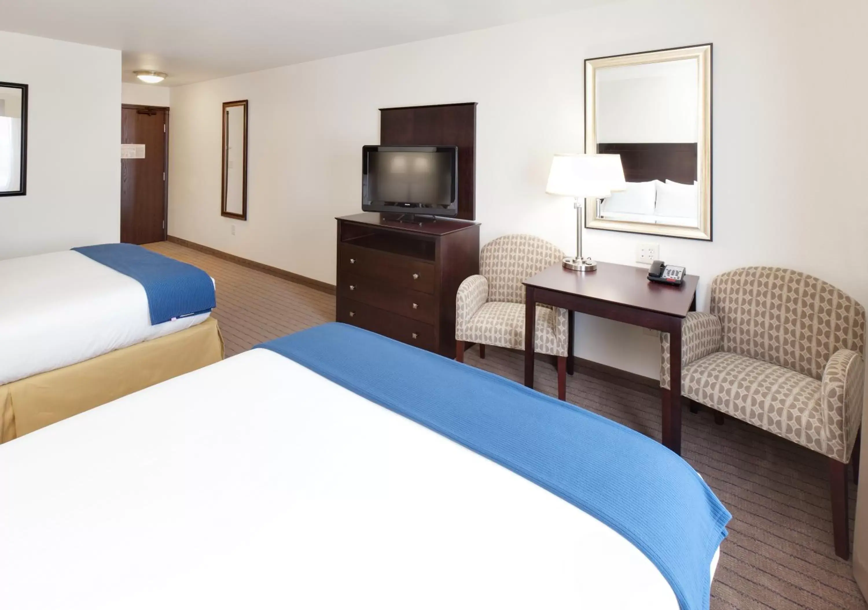 Bed in Holiday Inn Express & Suites - Omaha I - 80, an IHG Hotel
