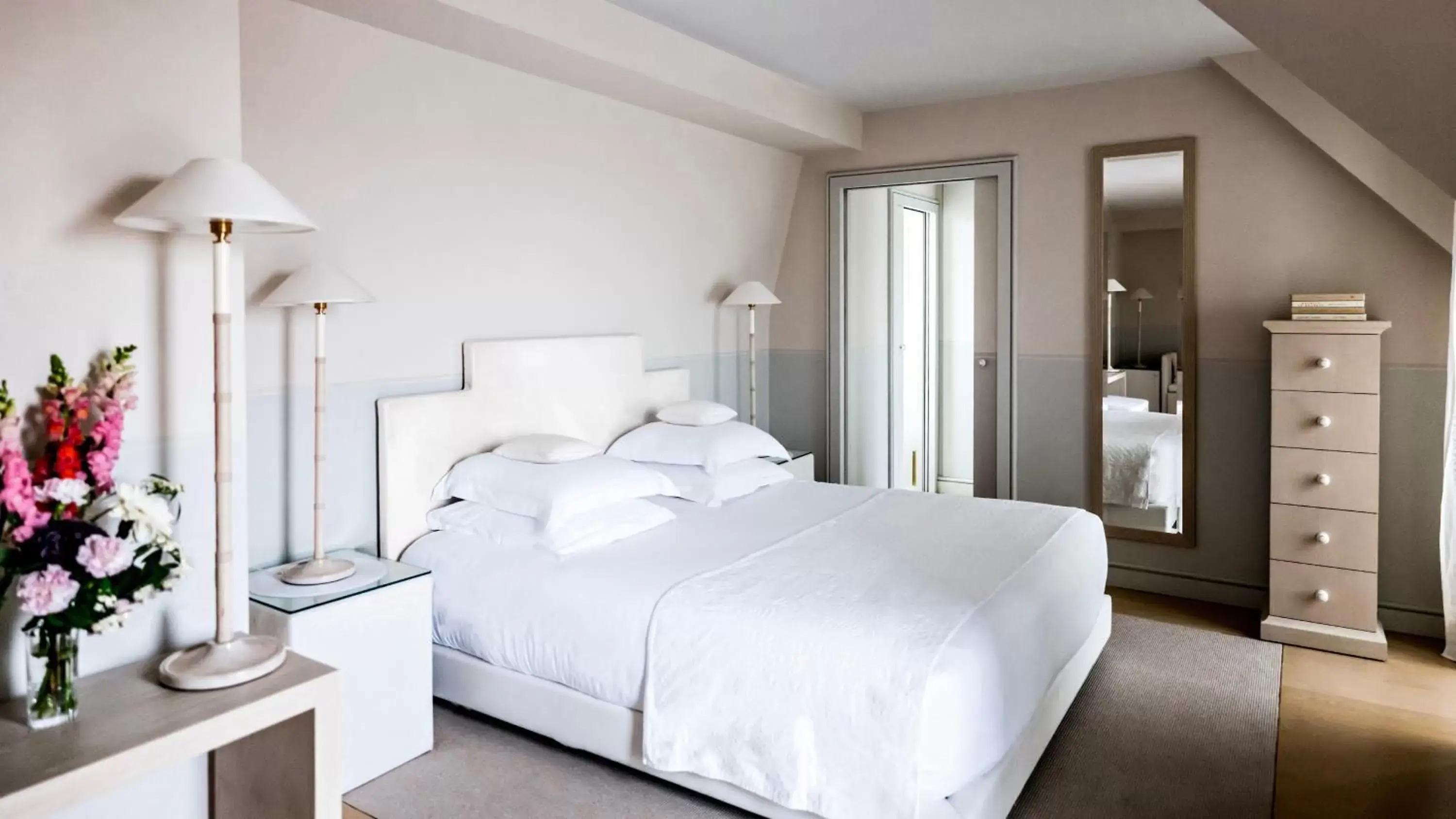 Bedroom, Bed in Monsieur George Hotel & Spa - Champs-Elysées